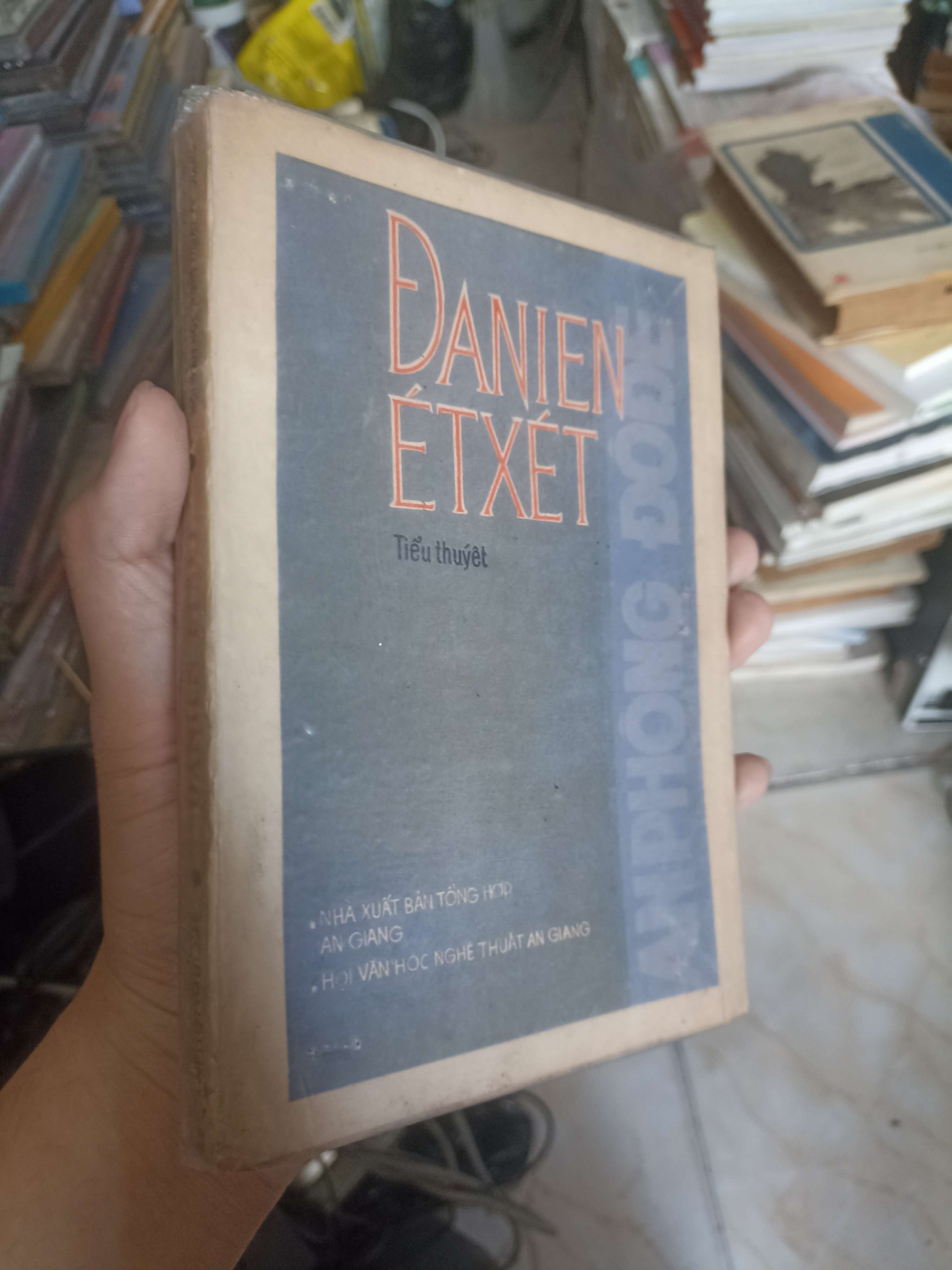 Đanien Ét-xét (Tiểu Thuyết) KSX