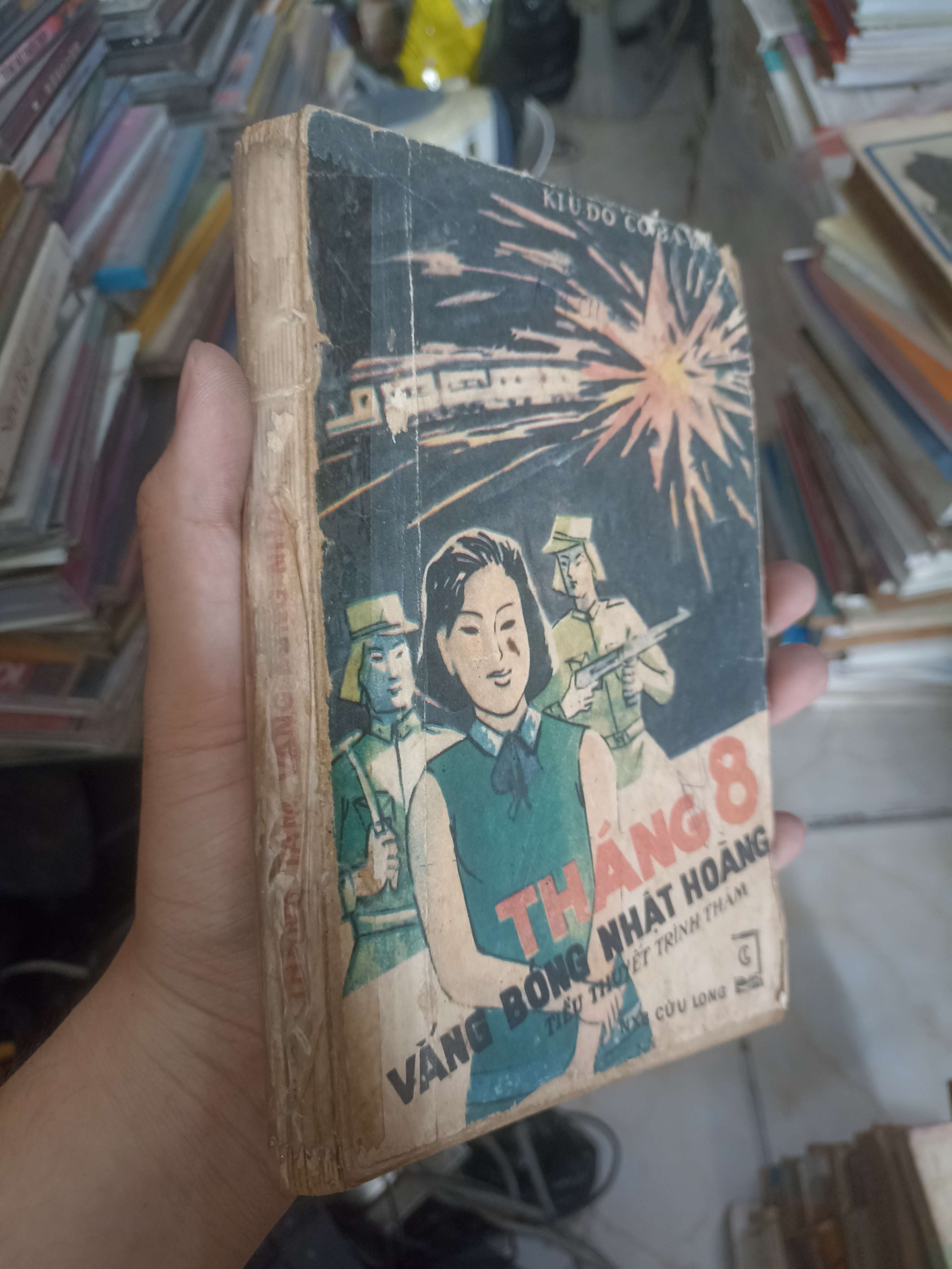 Tháng 8 - Vầng bóng nhật hoàng 1985 (Tiểu Thuyết) KSX