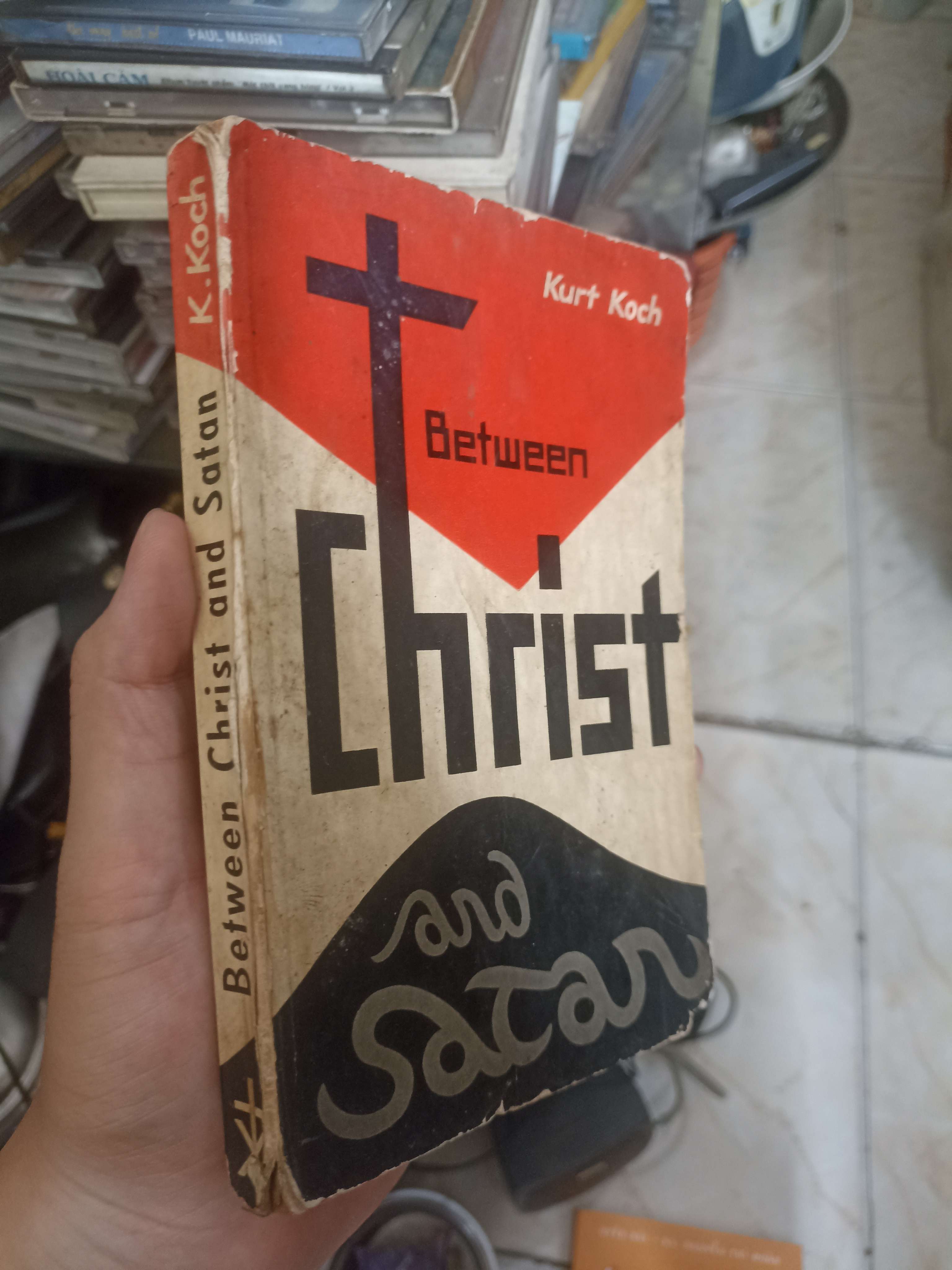 Between Christ and Satan - Kurt Koch (Sách tôn giáo - tâm linh) KSX