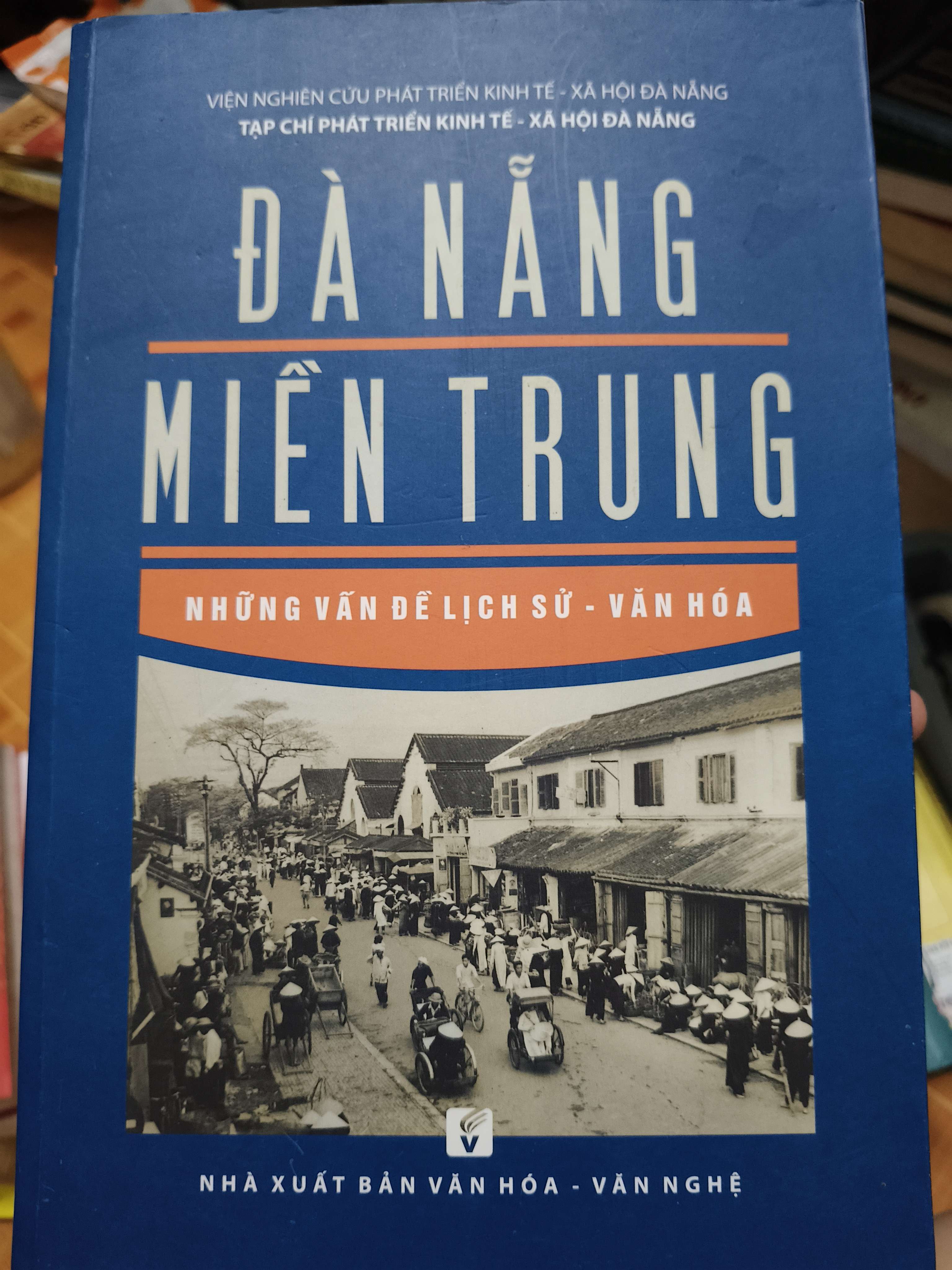 Đà Nẵng Miền Trung những vấn đề lịch sử văn hóa - 2017 - 655 trang - Khổ 16.24 (Lịch sử Việt Nam) ANTQ