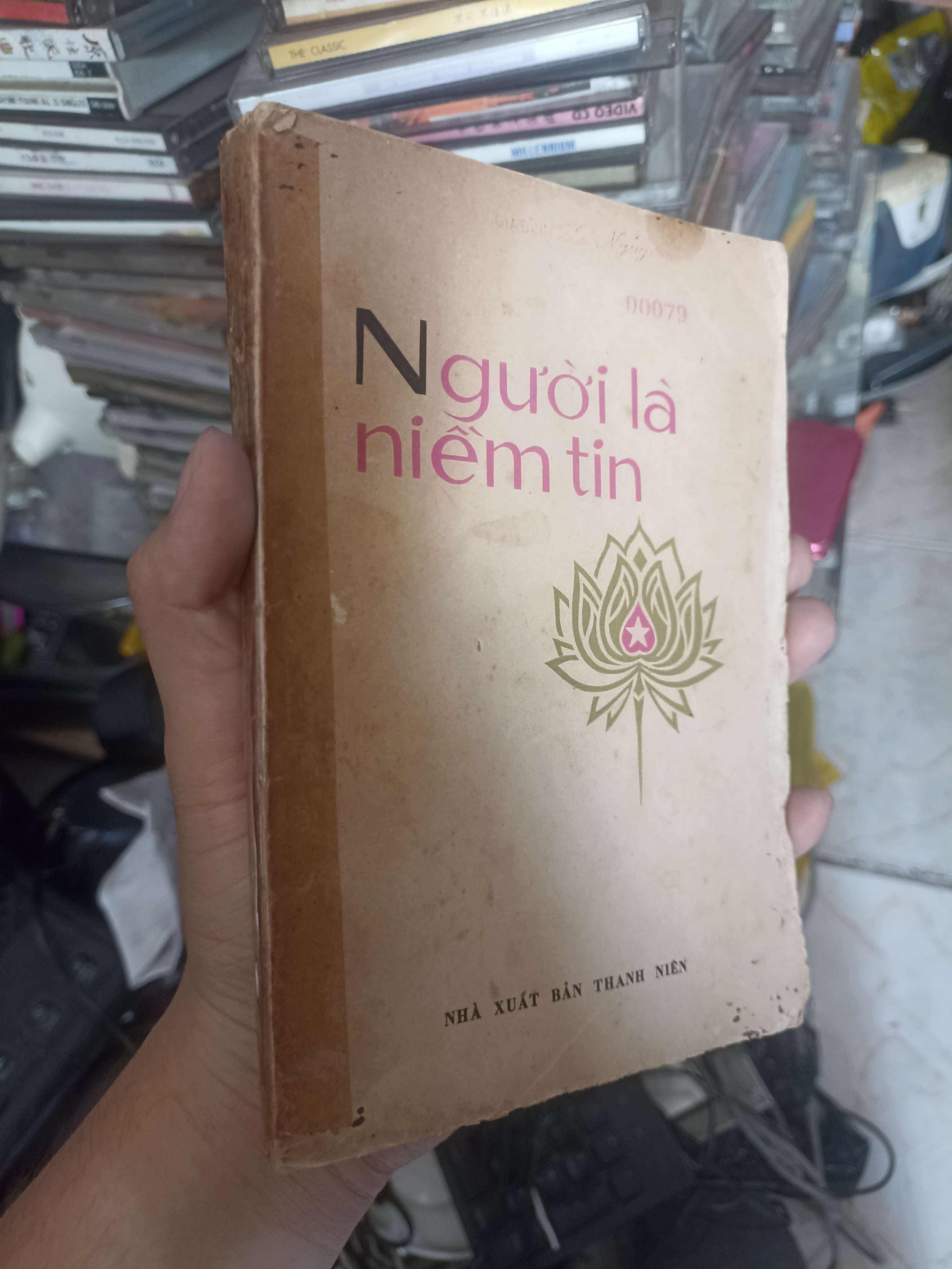 Người là niềm tin 1975 (Sách văn học) KSX