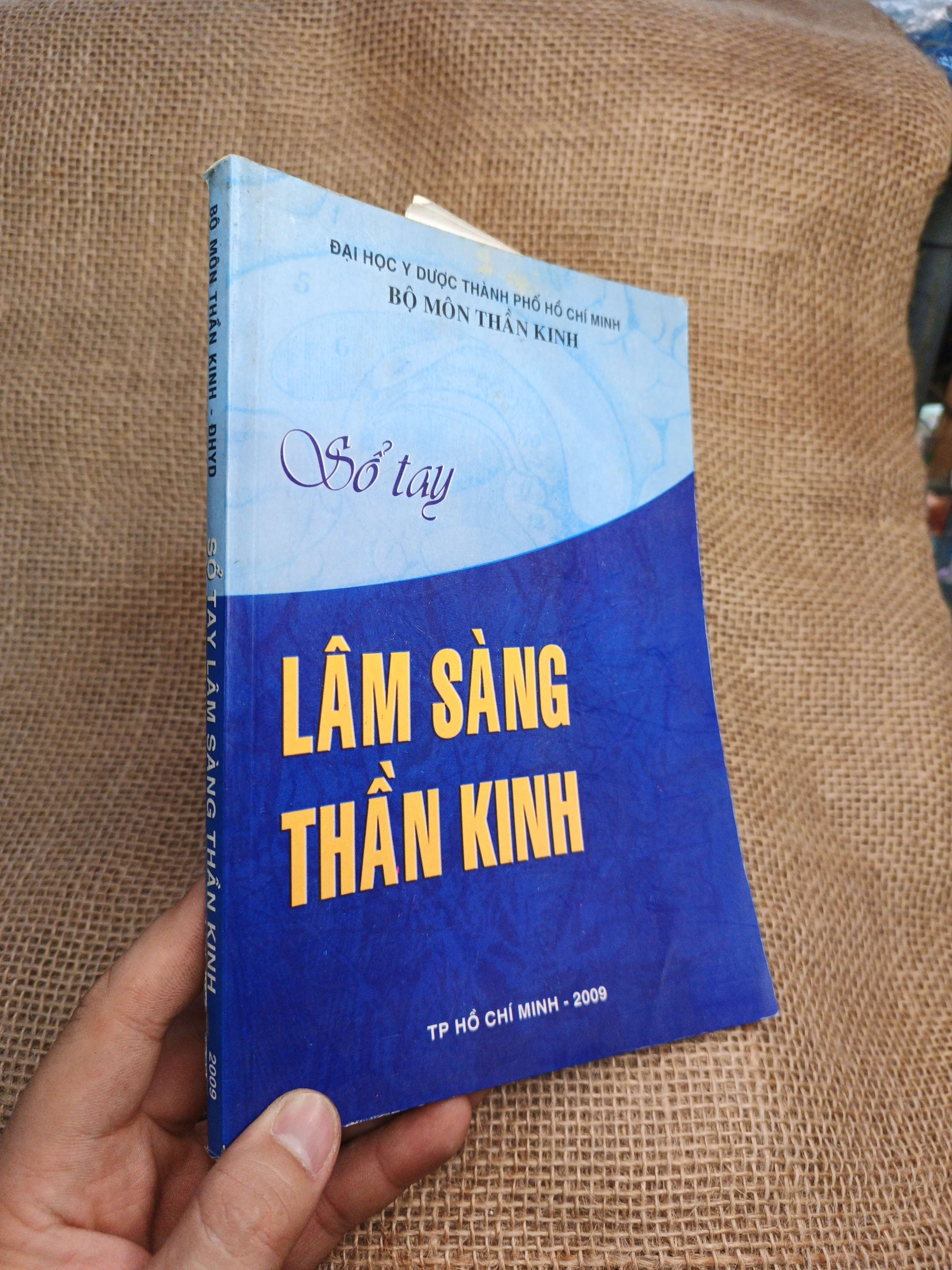 Sổ Tay Lâm Sàng Thần Kinh - Đại Học Y Dược Thành Phố Hồ Chí Minh Bộ Môn Thần Kinh 2009 mới 80% ố nhẹ (Sách Y học - Sức khỏe - Thể thao) HLSC