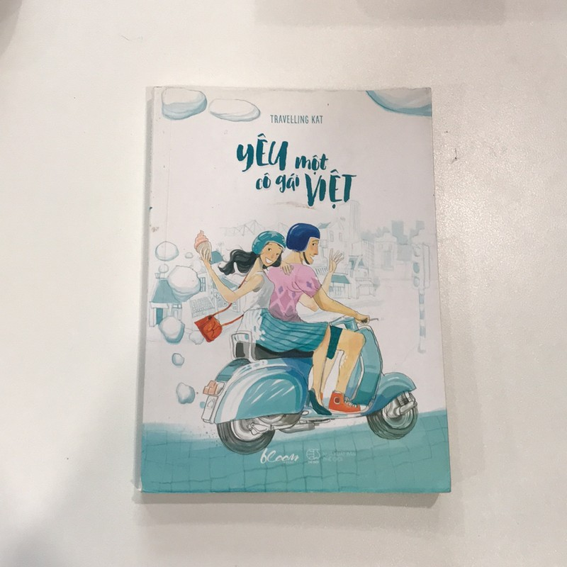 Yêu một cố gái Việt (Sách văn học) AB