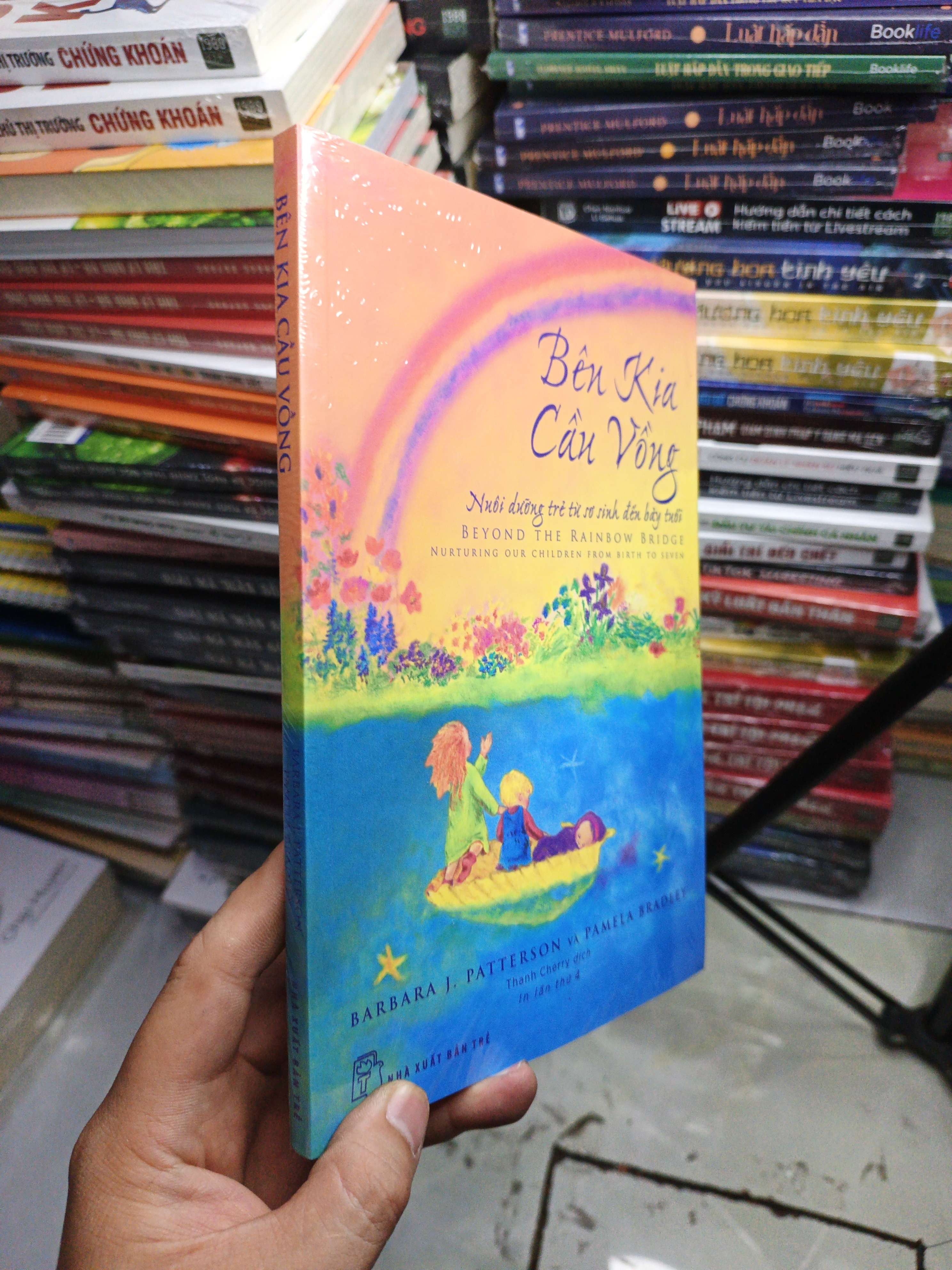 Bên Kia Cầu Vồng Nuôi Dưỡng Trẻ Từ Sơ Sinh Đến Bảy Tuổi - Barbara J. Patterson, Pamela Bradley mới 100% (Sách văn học) NENA