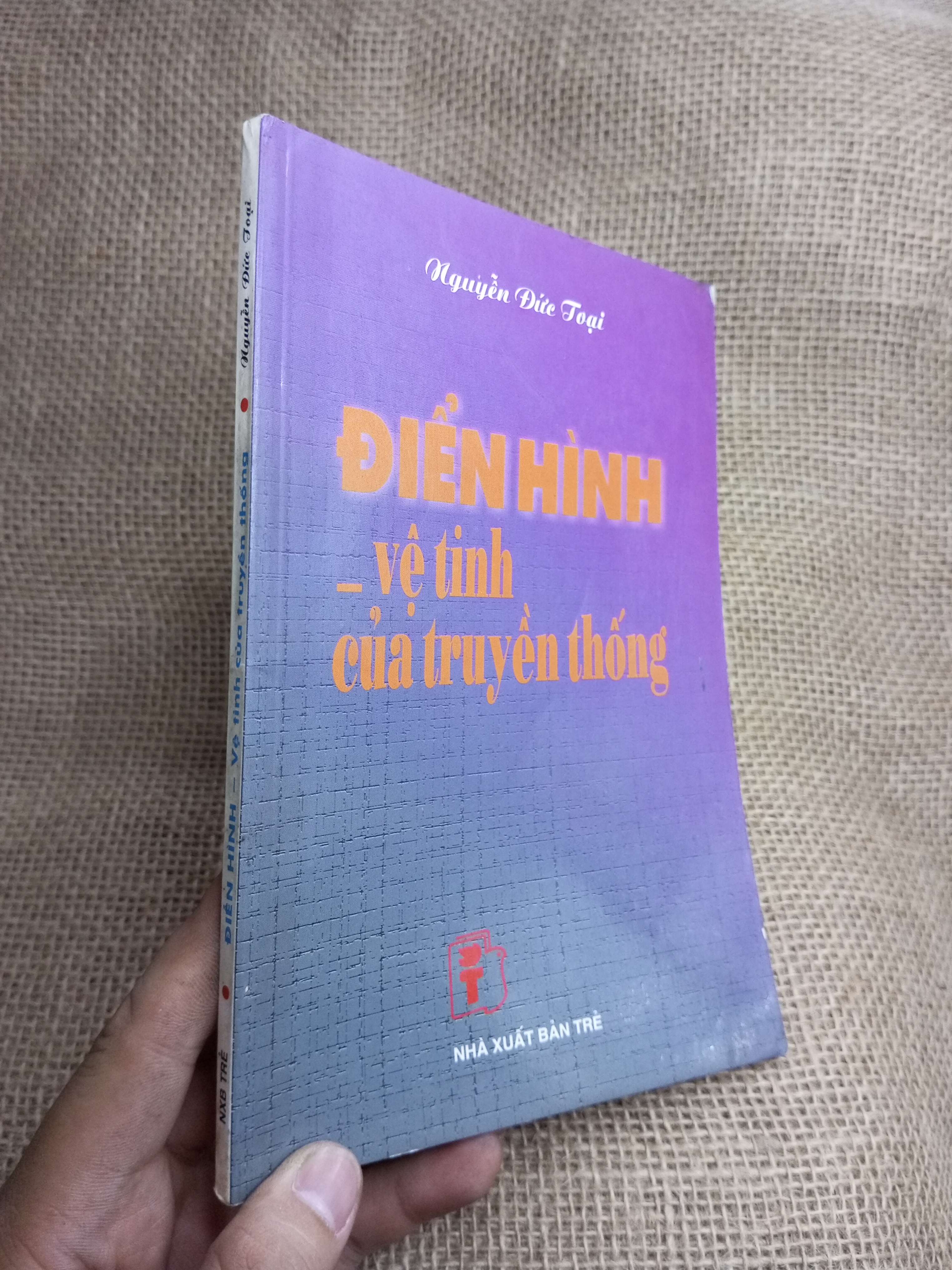 Điển Hình - Vệ Tinh Của Truyền Thông - Nguyễn Đức Toại 2000 mới 80% ố có chữ ký tác giả (Sách văn học) HLSC