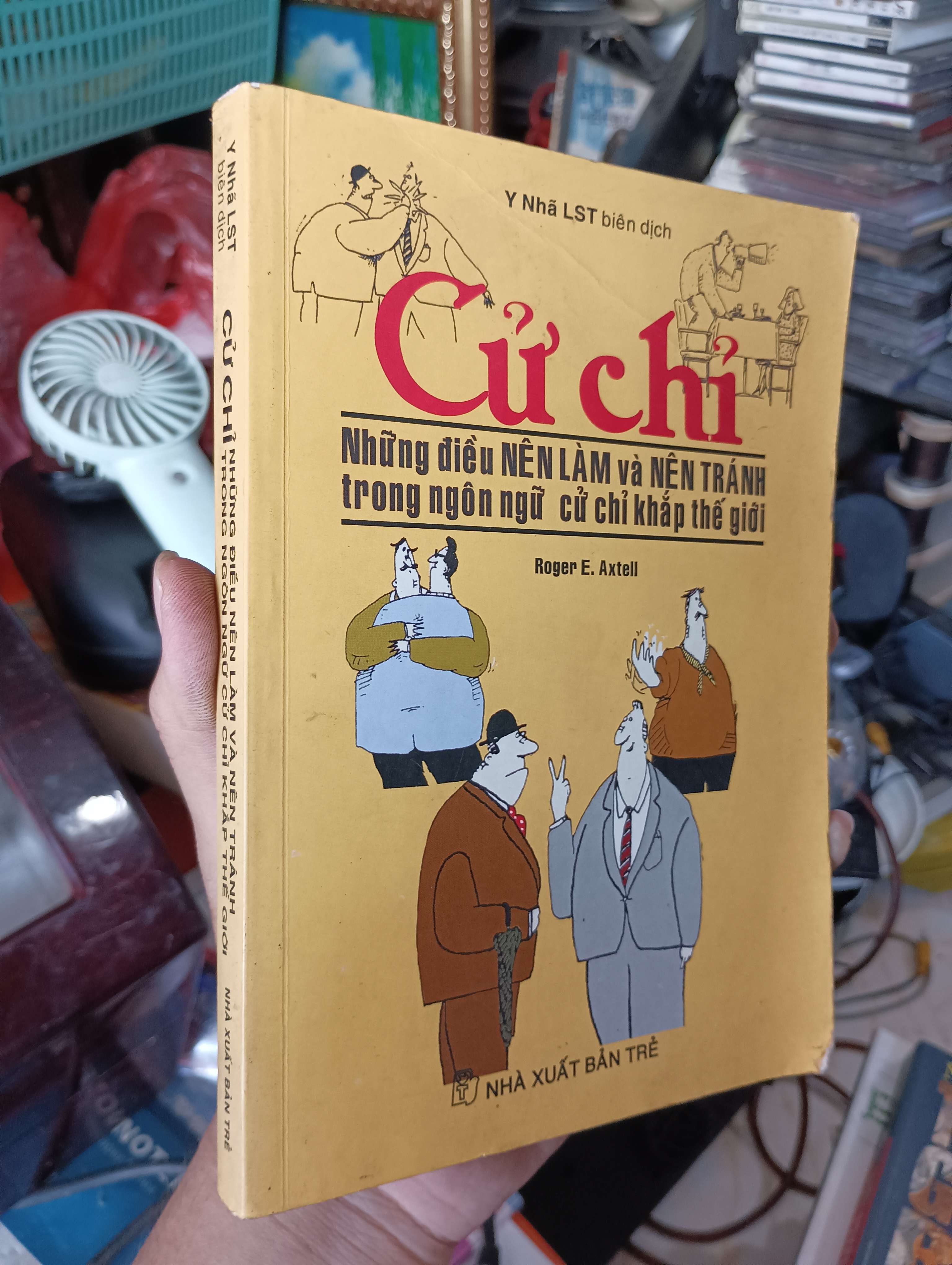 Cử chỉ: Những điều NÊN LÀM và NÊN TRÁNH trong ngôn ngữ cử chỉ khắp thế giới - Roger E. Axtell 2003 (Kỹ năng sống) KSX
