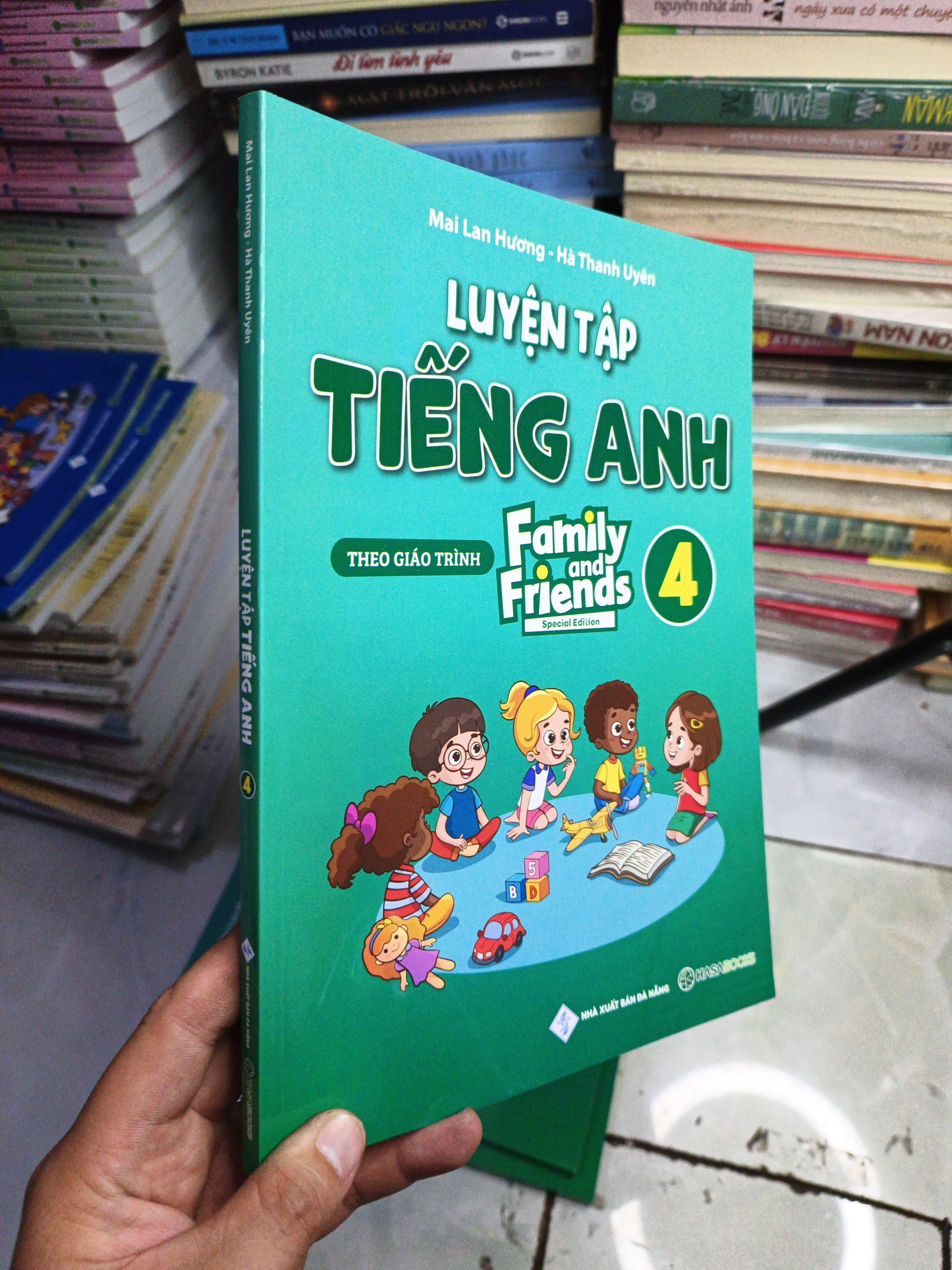 Luyện Tập Tiếng Anh Theo Giáo Trình Family And Friends 4 - Mai Lan Hương, Hà Thanh Uyên mới 90% (Sách tự học tiếng Anh) NENA