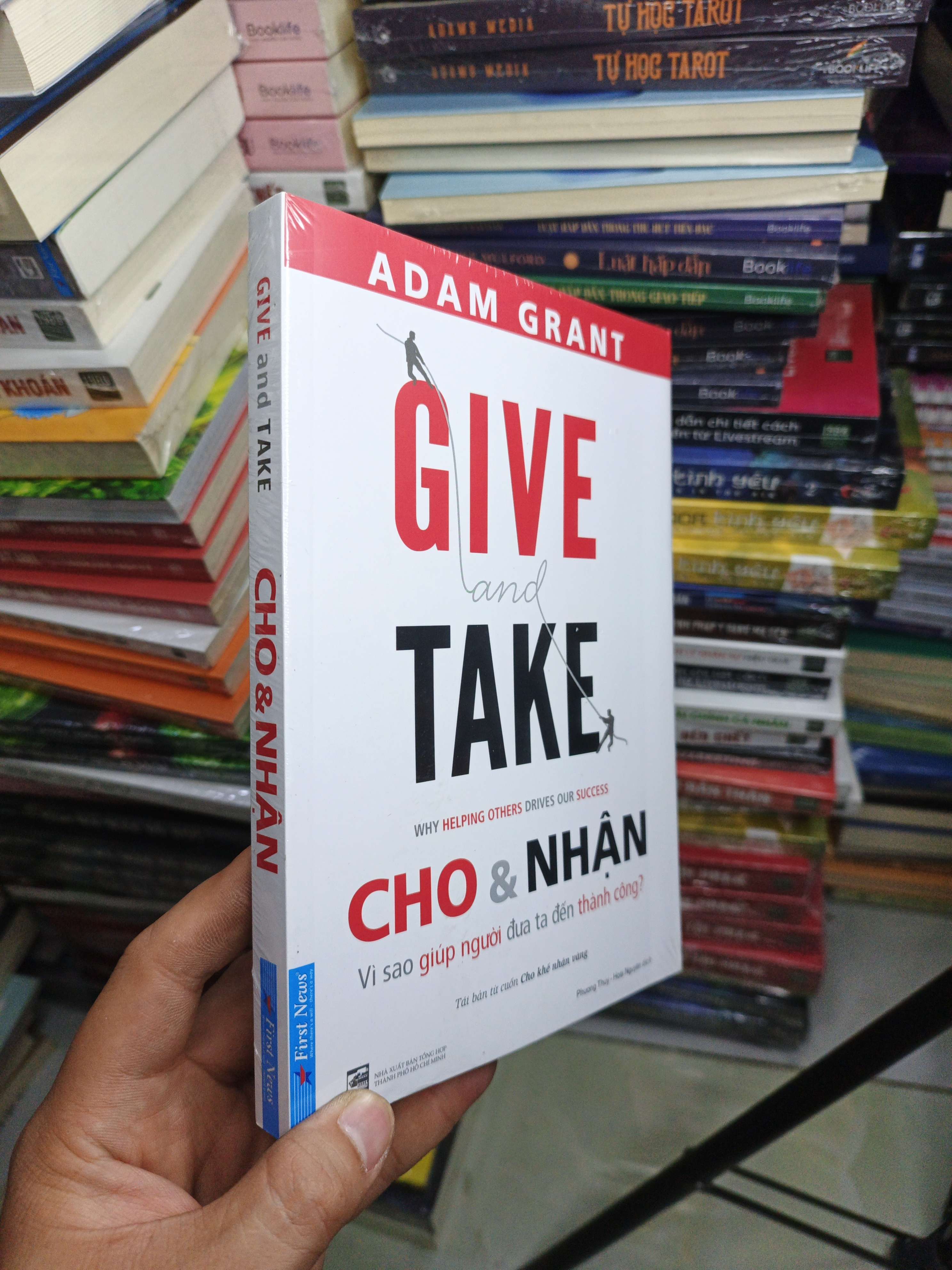 Give and Take: Cho & Nhận Vì Sao Giúp Người Đưa Ta Đến Thành Công - Adam Grant mới 100% (Sách văn học) NENA