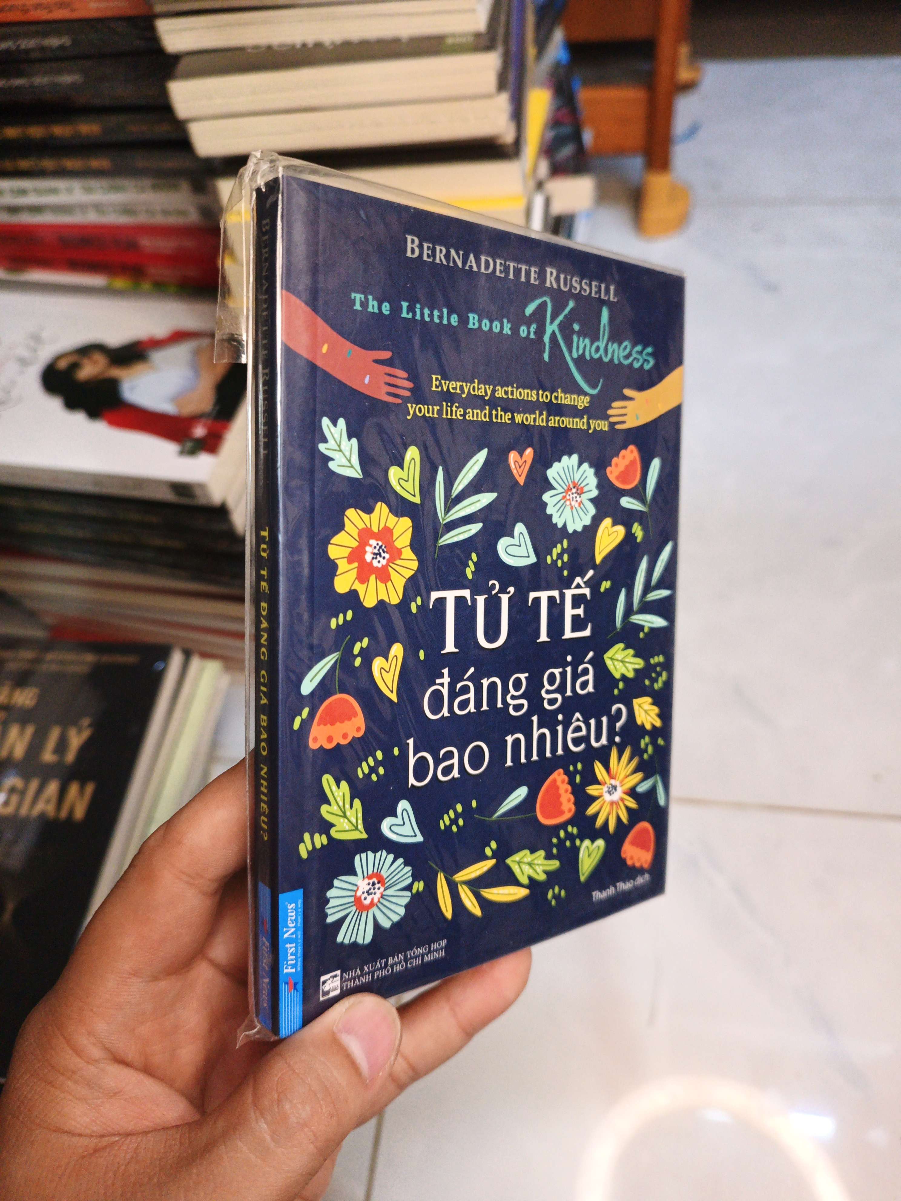Tử Tế Đáng Giá Bao Nhiêu? - Bernadette Russell mới 100% (Sách văn học) NENA
