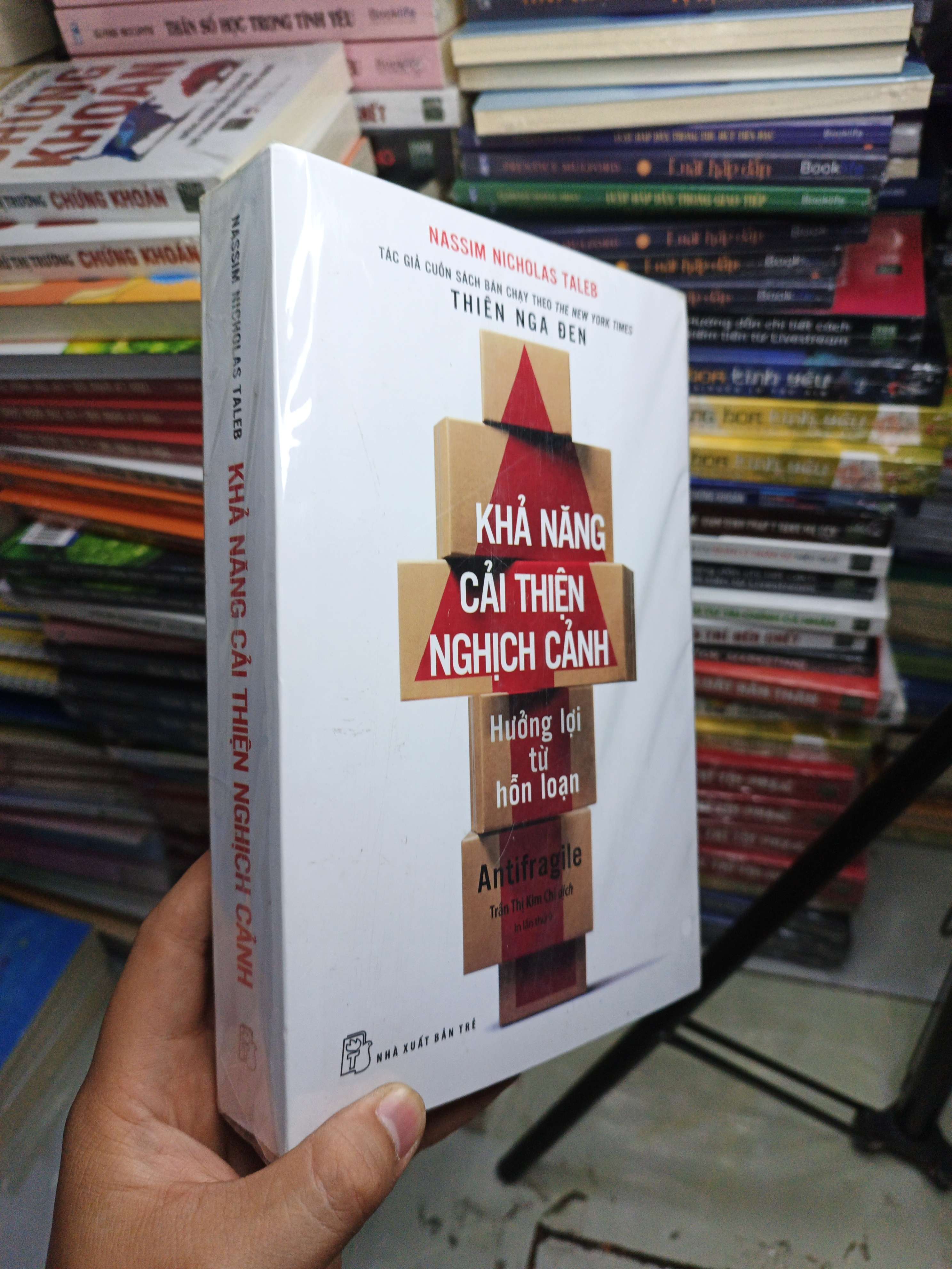 Khả Năng Cải Thiện Nghịch Cảnh Hưởng Lợi Từ Hỗn Loạn Antifragile - Nassim Nicholas Taleb mới 100% (Sách văn học) NENA