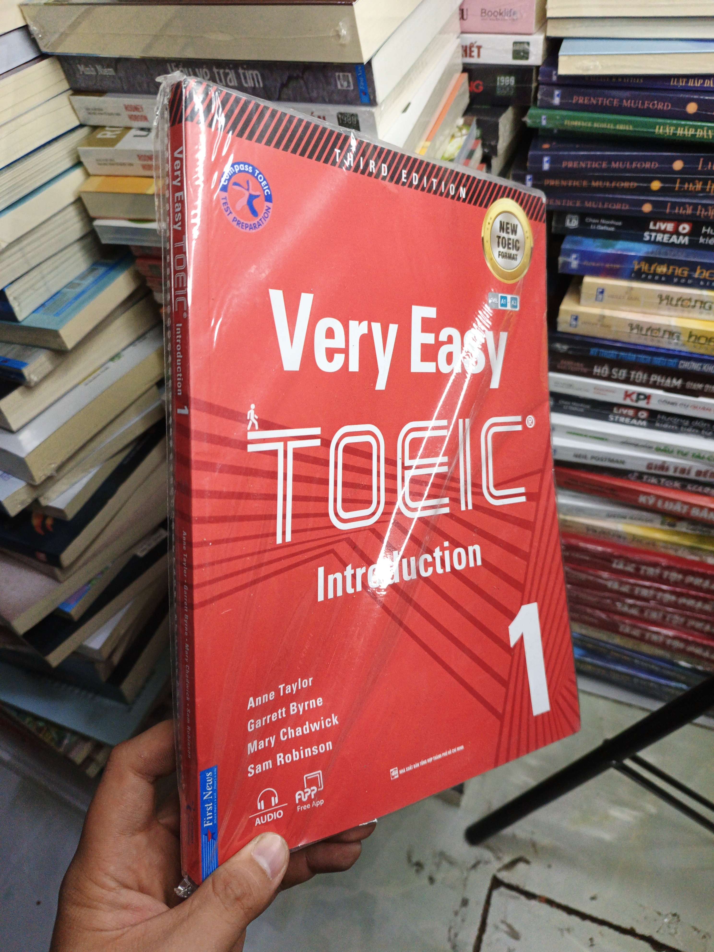Very Easy TOEIC 1 Introduction - Anne Taylor, Garrett Byrne, Mary Chadwick, Sam Robinson mới 100% ko CD (Sách tự học tiếng Anh) NENA