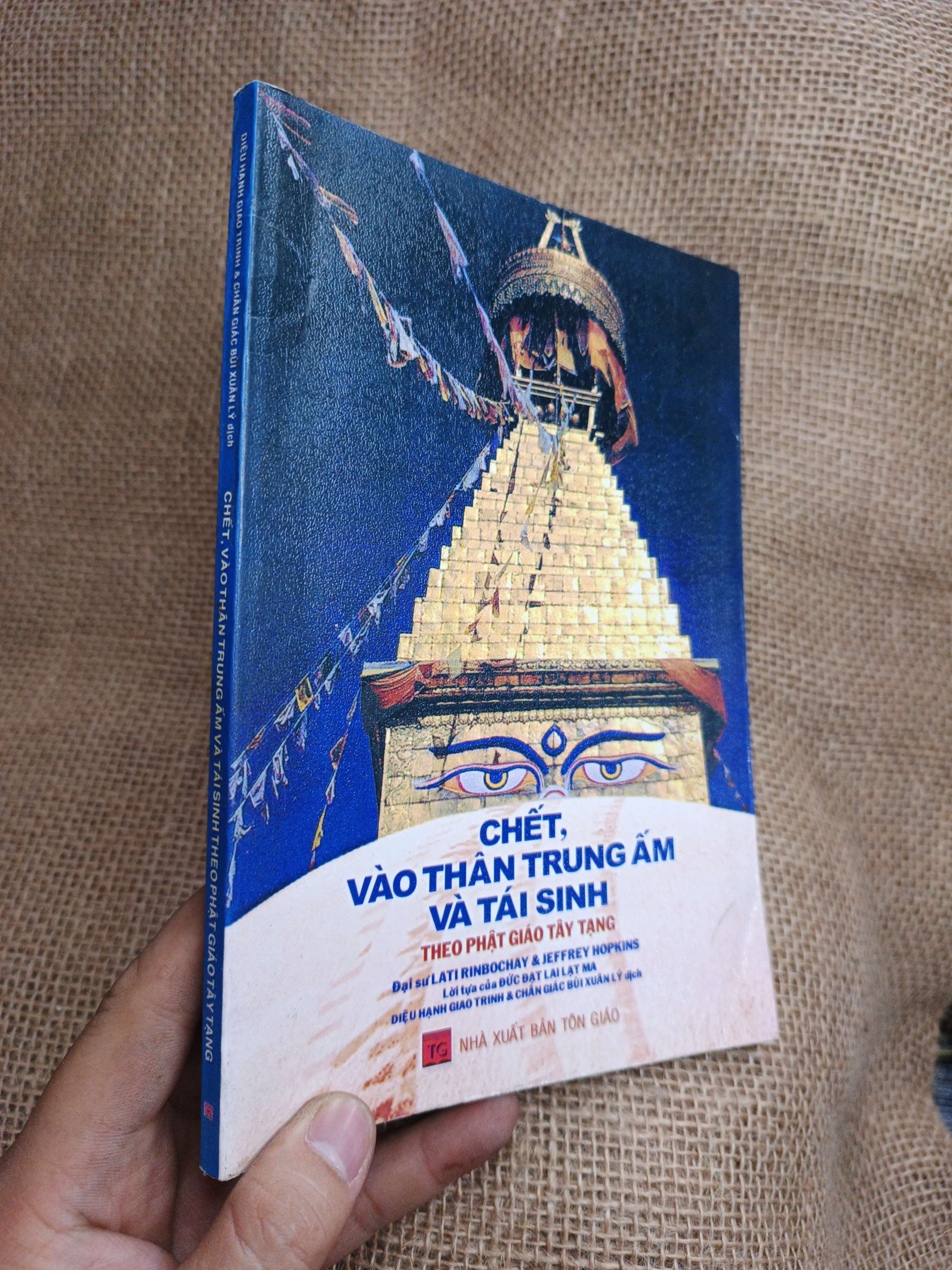 Chết, Vào Thân Trung Ấm Và Tái Sinh Theo Phật Giáo Tây Tạng - Lati Rinpoche, Jeffrey Hopkins 2008 mới 90% (Sách văn học) HLSC