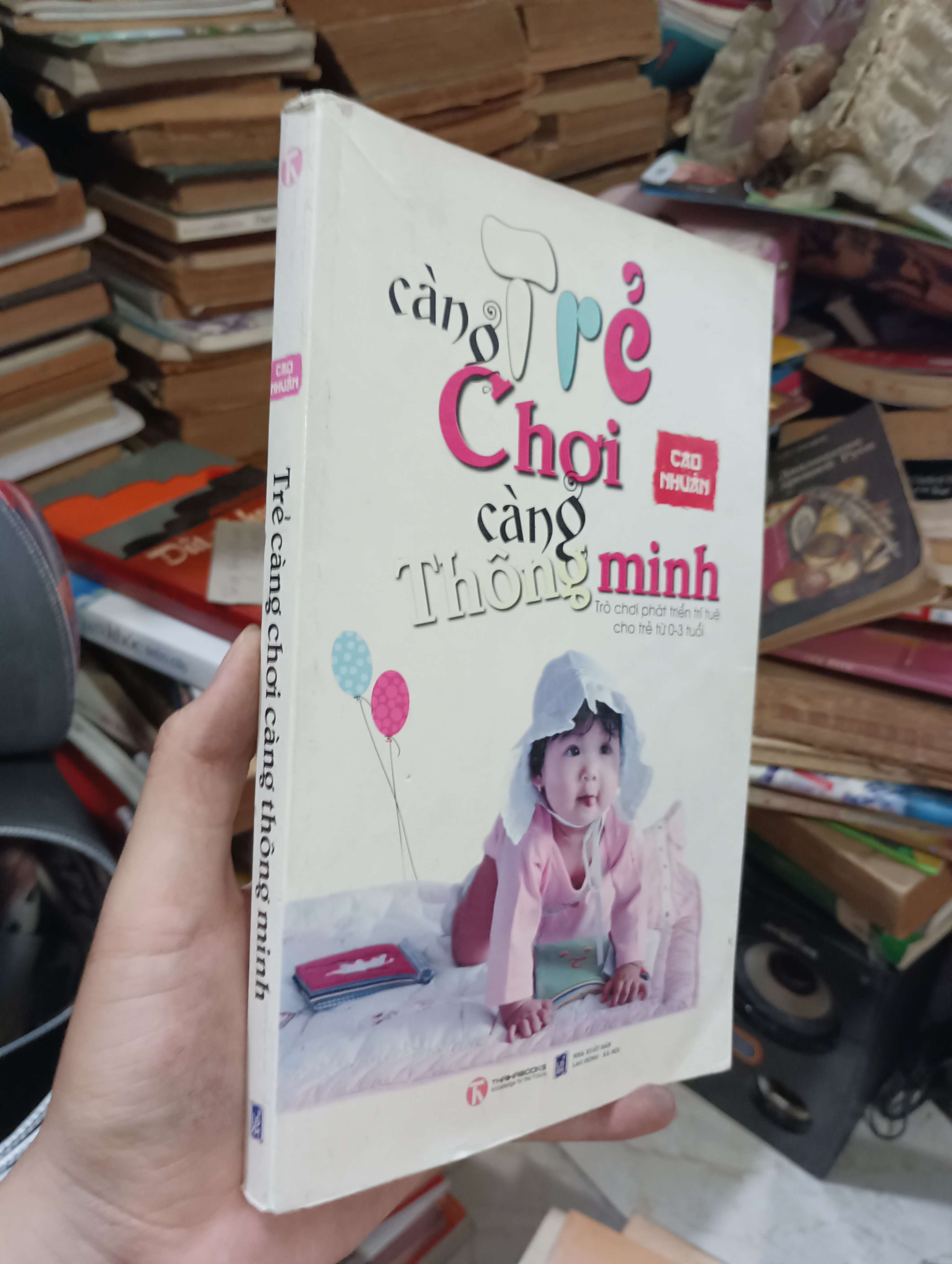 Càng trẻ chơi càng thông minh (Trò chơi phát triển trí tuệ cho trẻ từ 0-3 tuổi) (Sách mẹ và bé) KSX