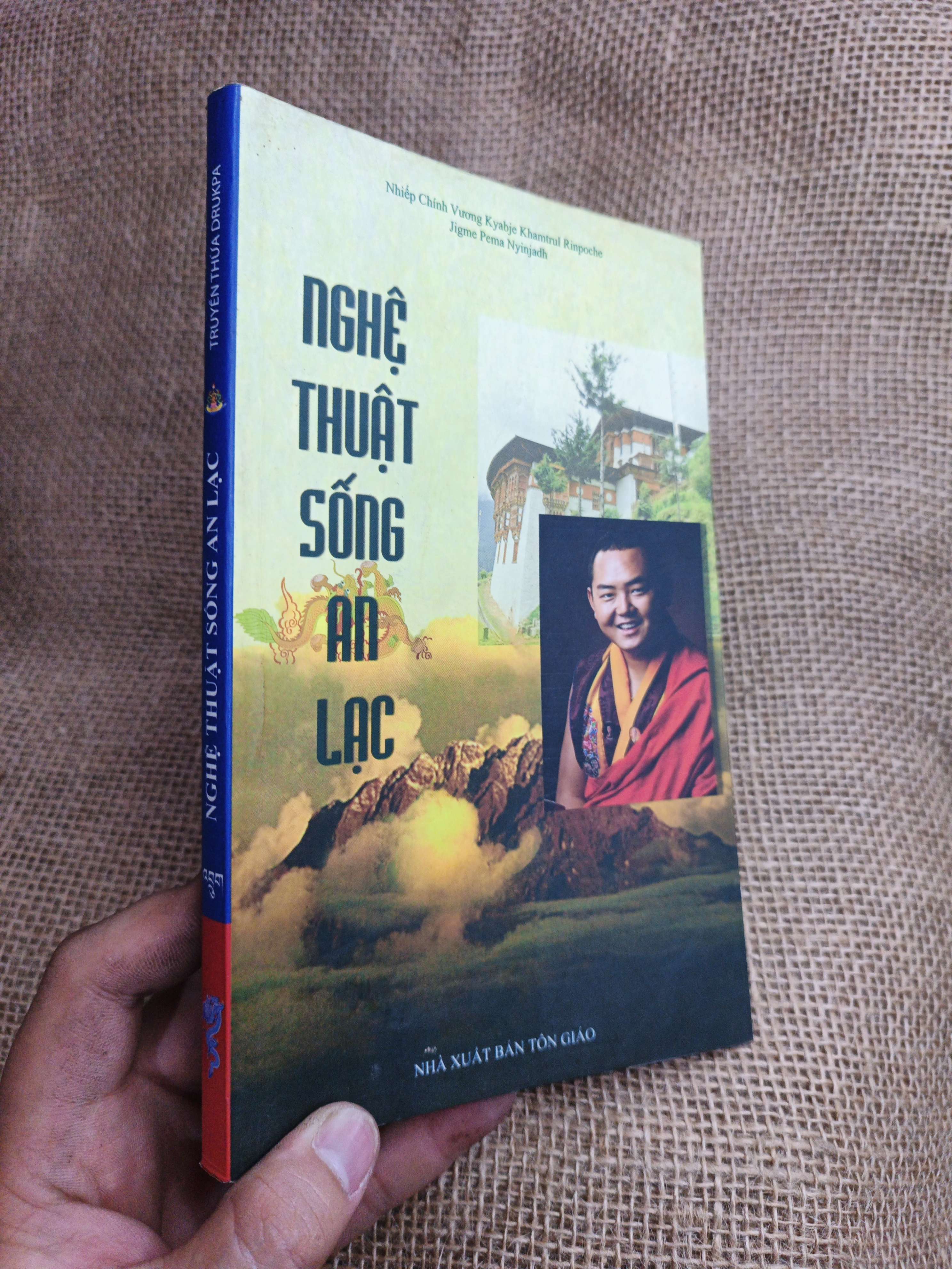 Nghệ Thuật Sống An Lạc - Gyalwa Dokhampa Rinpoche 2011 mới 90% (Sách văn học) HLSC