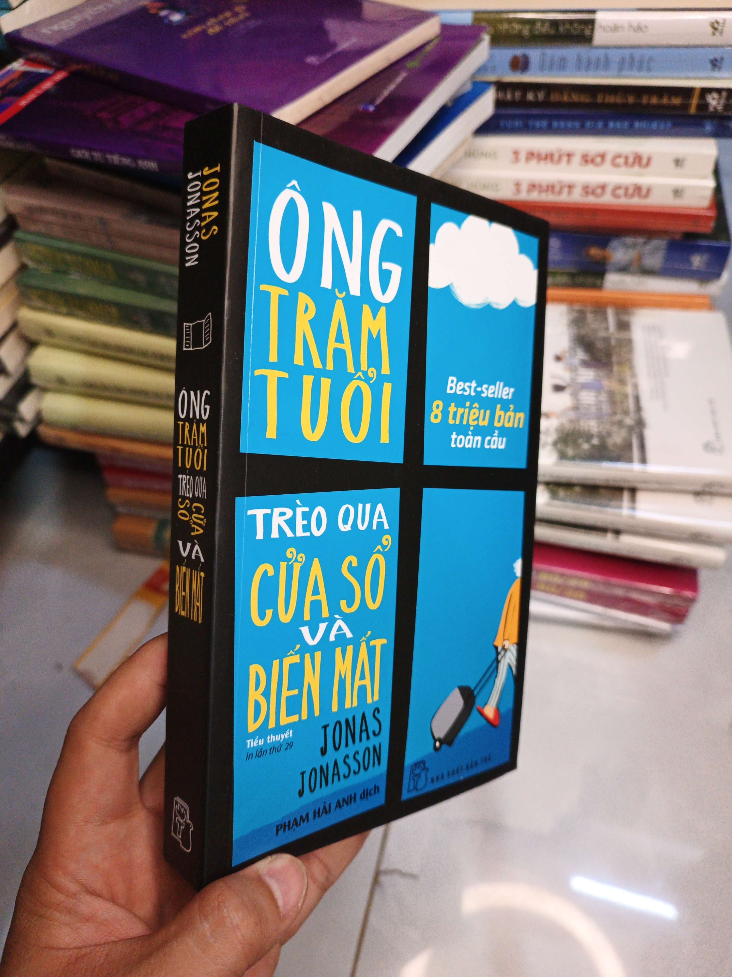 Ông Trăm Tuổi Trèo Qua Cửa Sổ Và Biến Mất - Jonas Jonasson 2025 mới 90% (Sách văn học) NENA