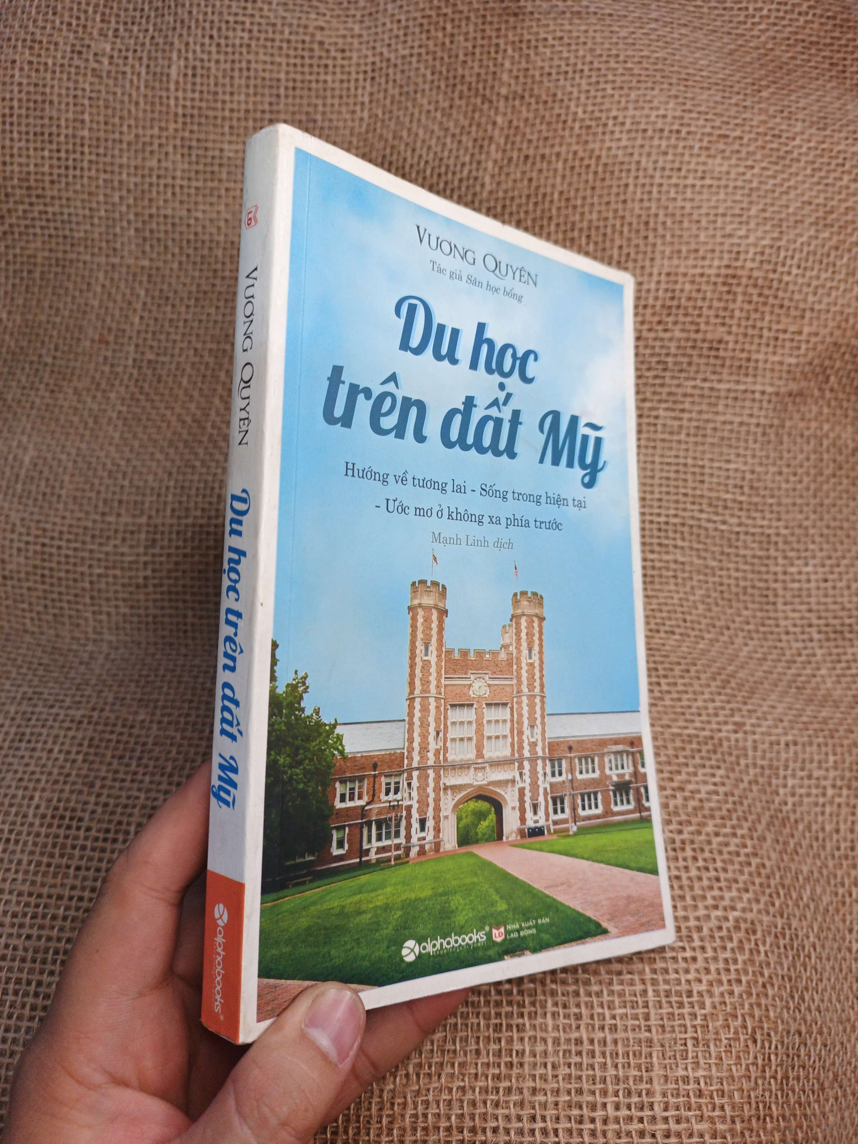 Du Học Trên Đất Mỹ Hướng Về Tương Lai - Sống Trong Hiện Tại - Ước Mơ Ở Không Xa Phía Trước - Vương Quyên 2016 mới 80% bẩn nhẹ (Sách văn học) HLSC