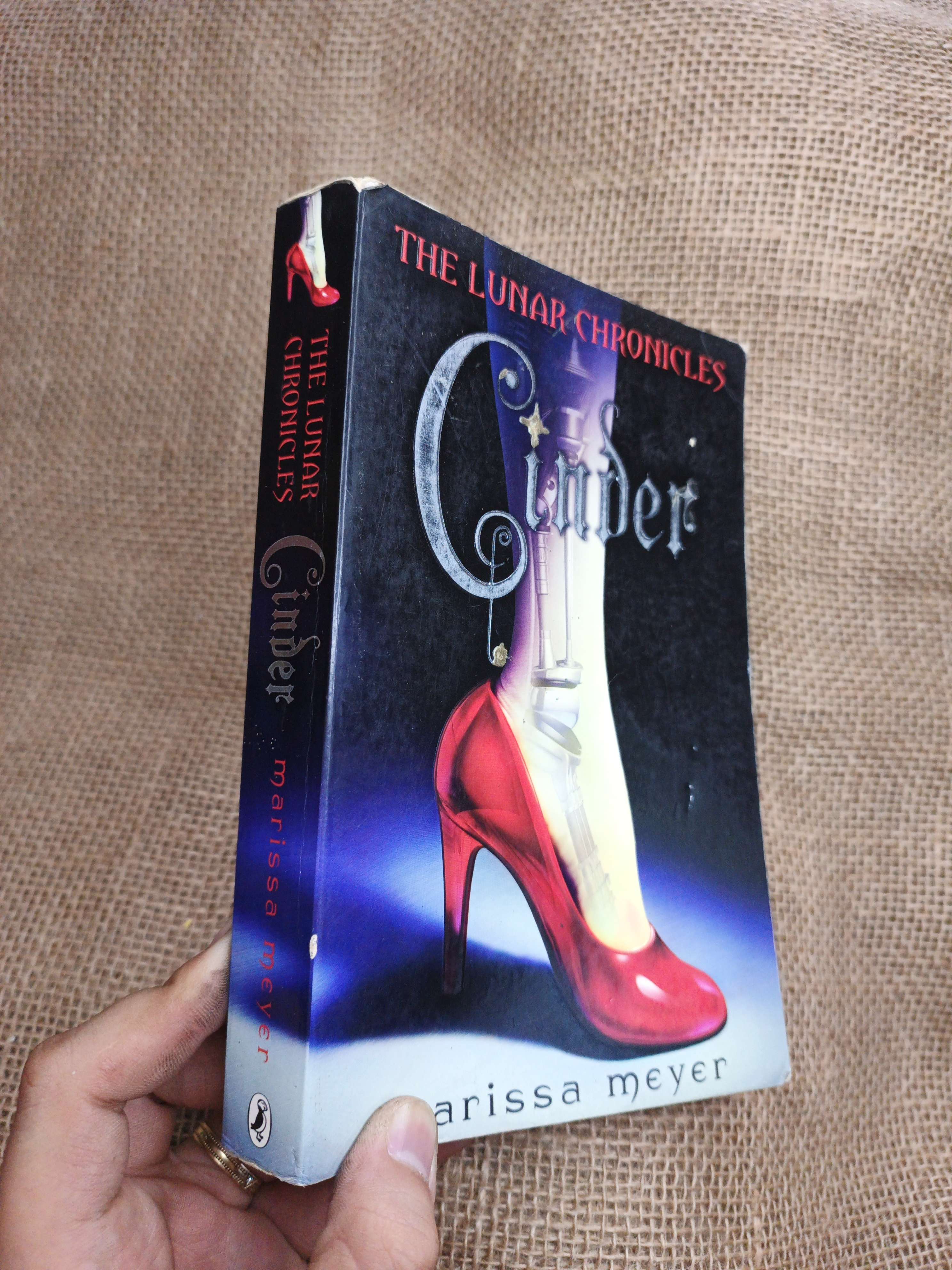 The Lunar Chronicles Cinder - Marissa Meyer mới 80% ố (Sách ngoại) HLSC