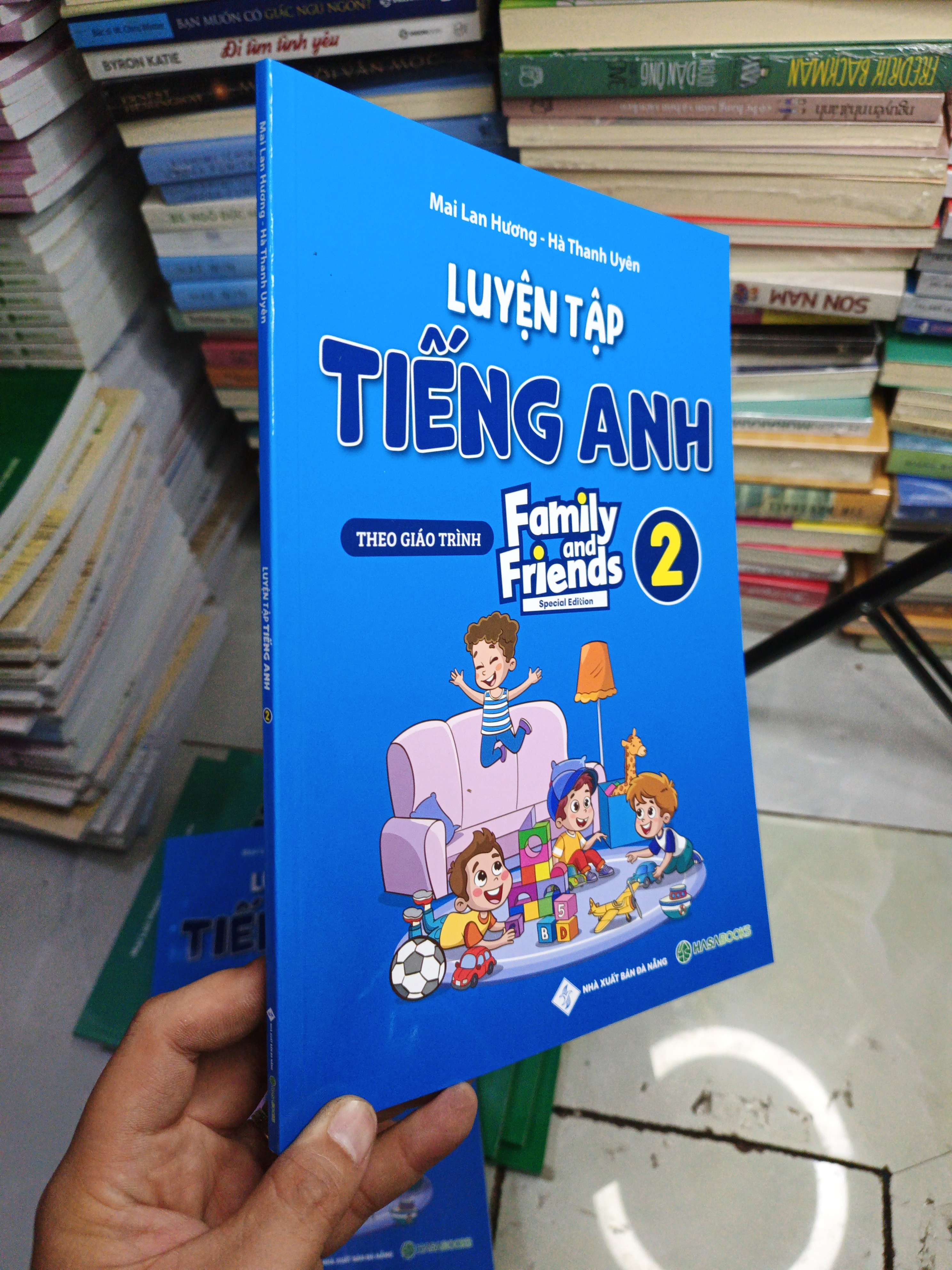 Luyện Tập Tiếng Anh Theo Giáo Trình Family And Friends 2 - Mai Lan Hương, Hà Thanh Uyên mới 90% (Sách tự học tiếng Anh) NENA