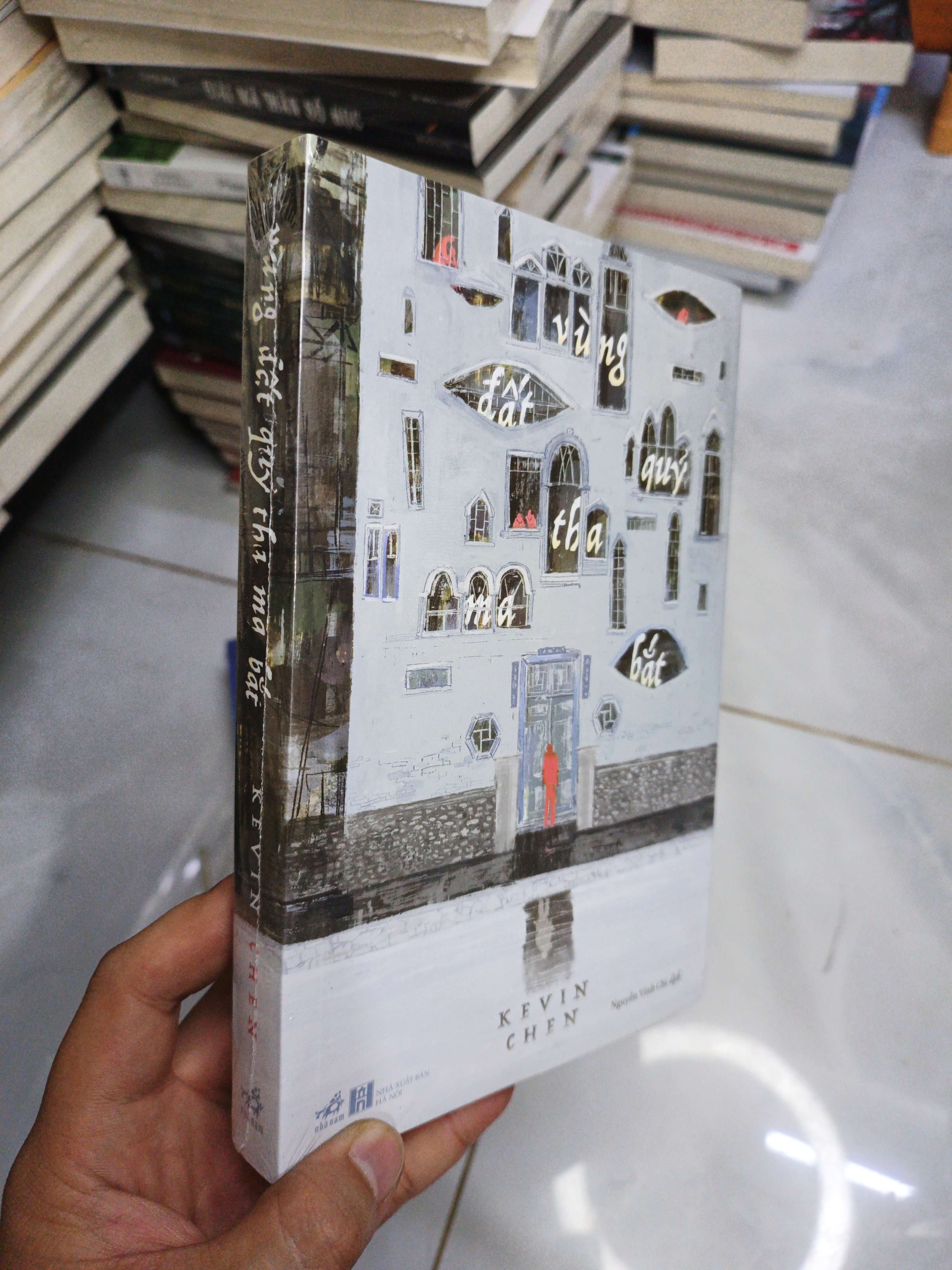 Vùng Đất Quỷ Tha Ma Bắt - Kevin Chen mới 100% (Sách văn học) NENA