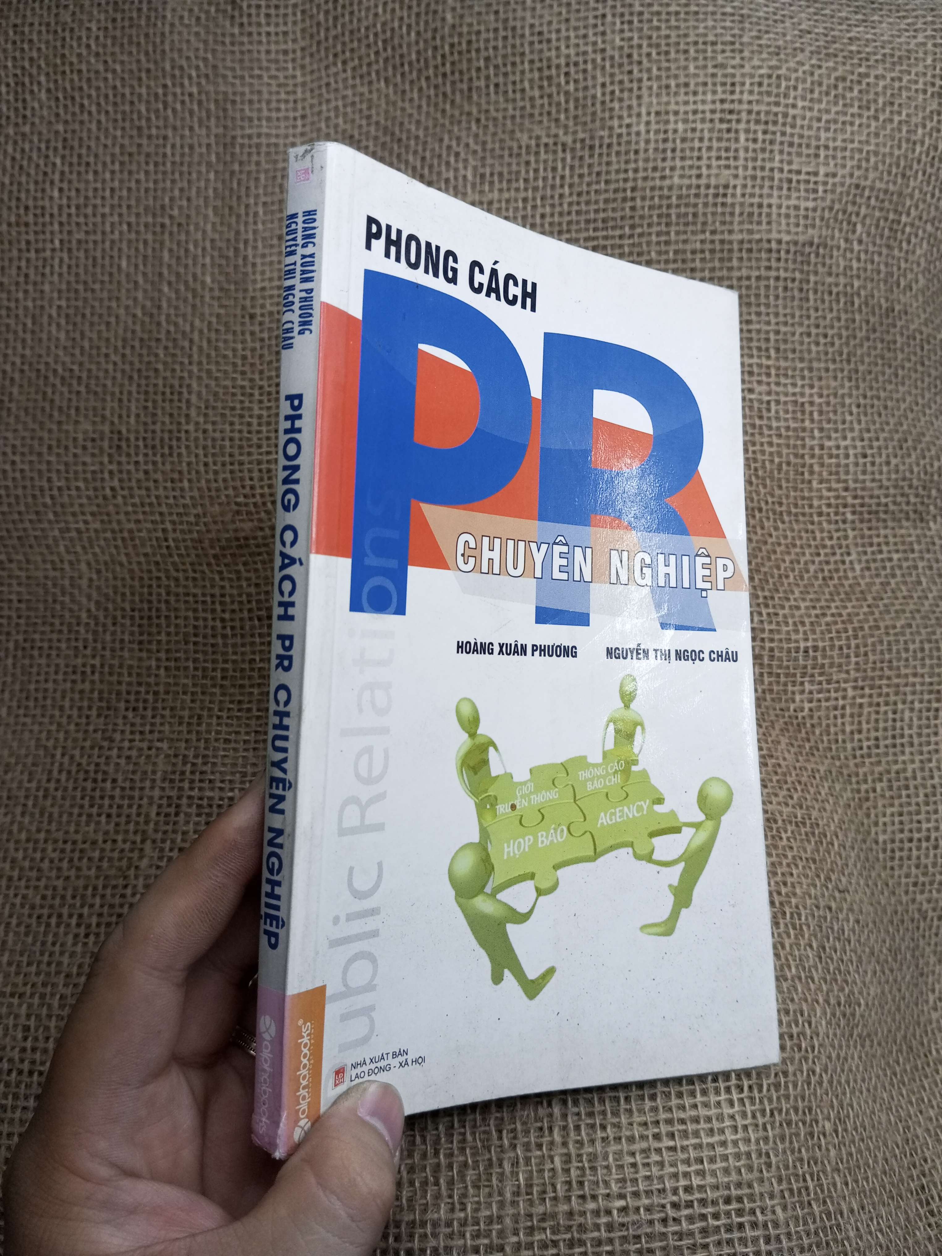 Phong Cách PR Chuyên Nghiệp - Hoàng Xuân Phương, Nguyễn Thị Ngọc Châu 2012 mới 70% ố viết (Kinh doanh - Marketing) HLSC