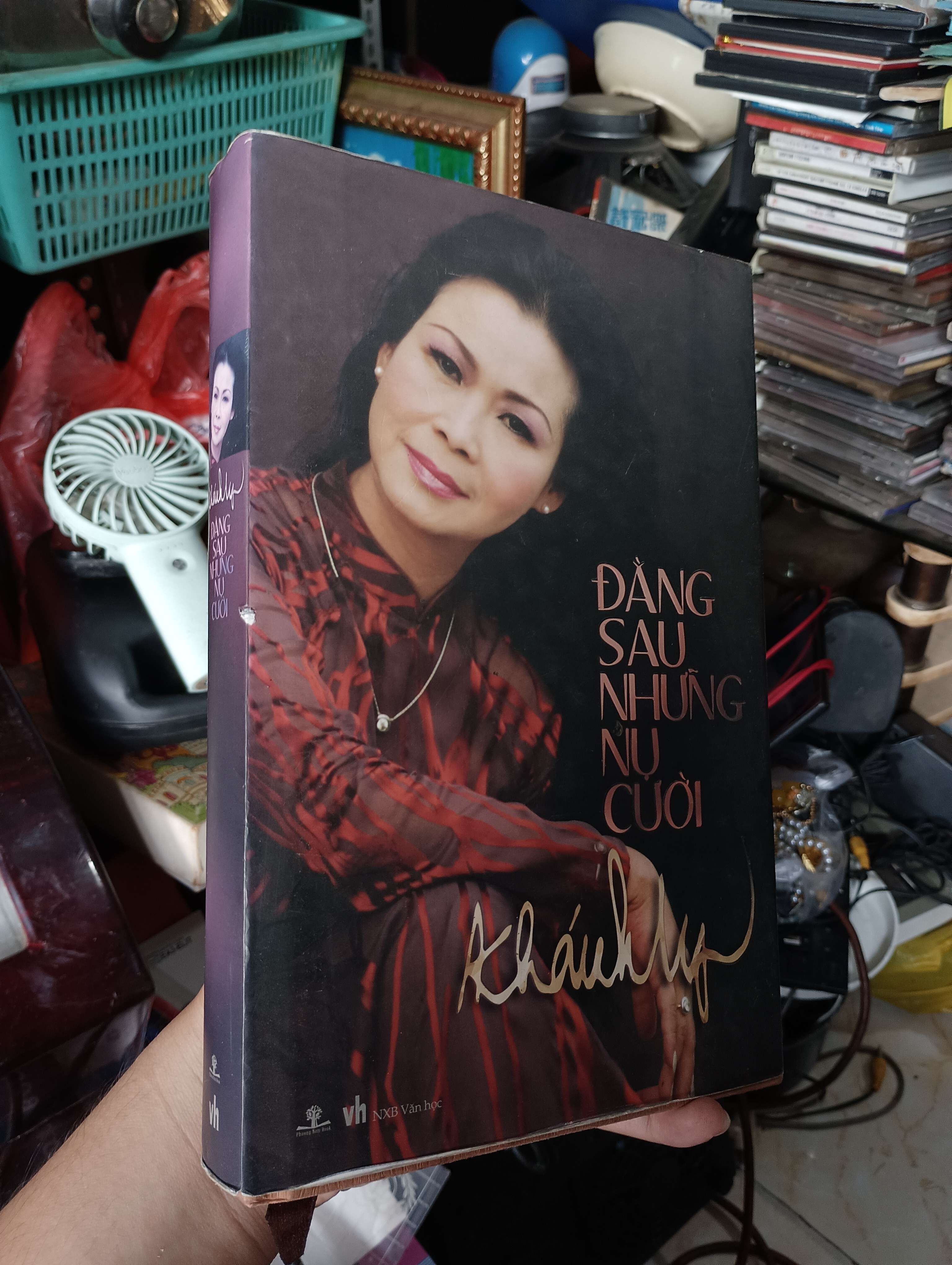 ĐẰNG SAU NHỮNG NỤ CƯỜI - Khánh Ly 2015 (Sách Danh nhân) KSX