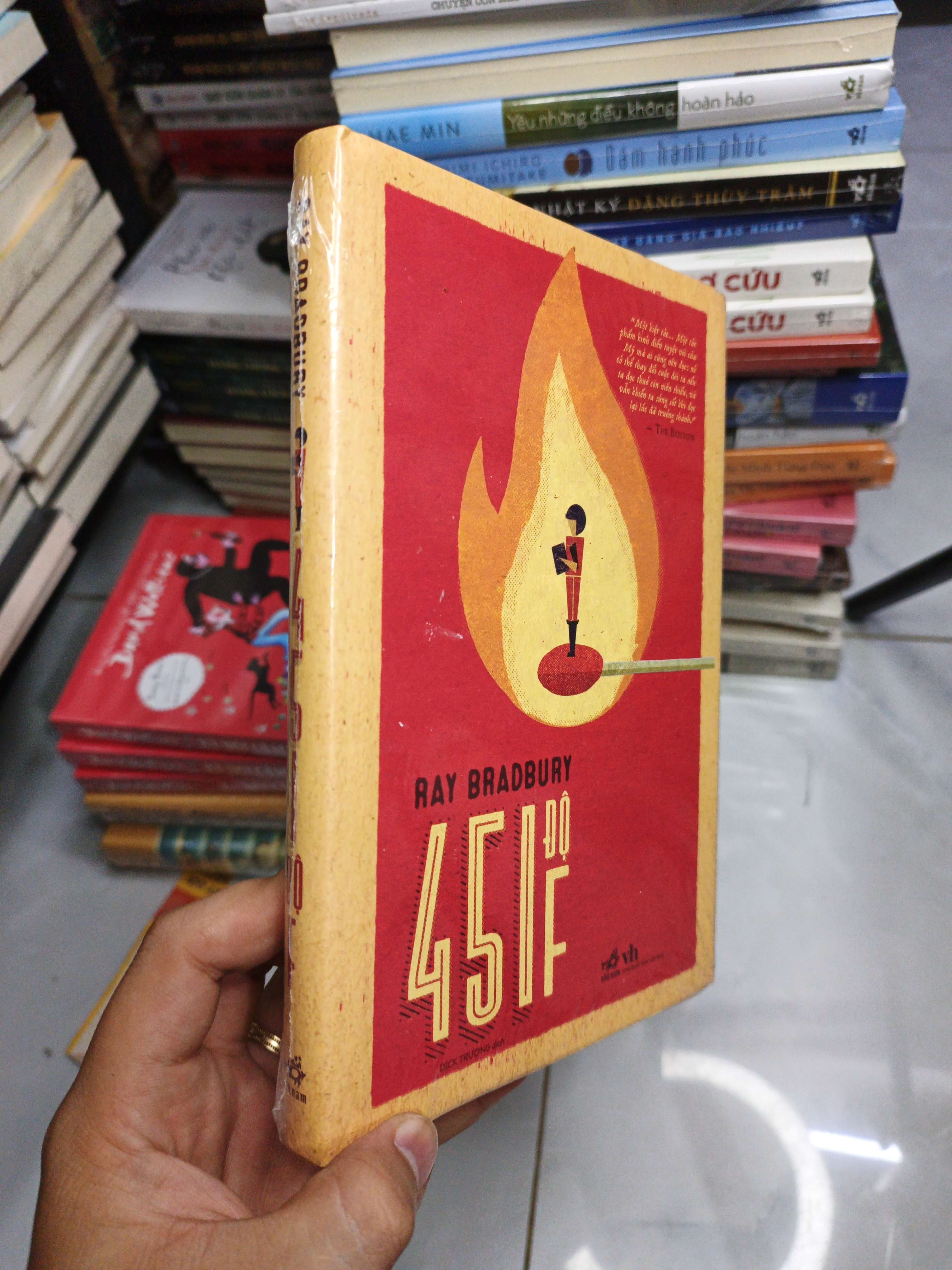451 Độ F - Ray Bradbury mới 100% bìa cứng (Sách văn học) NENA