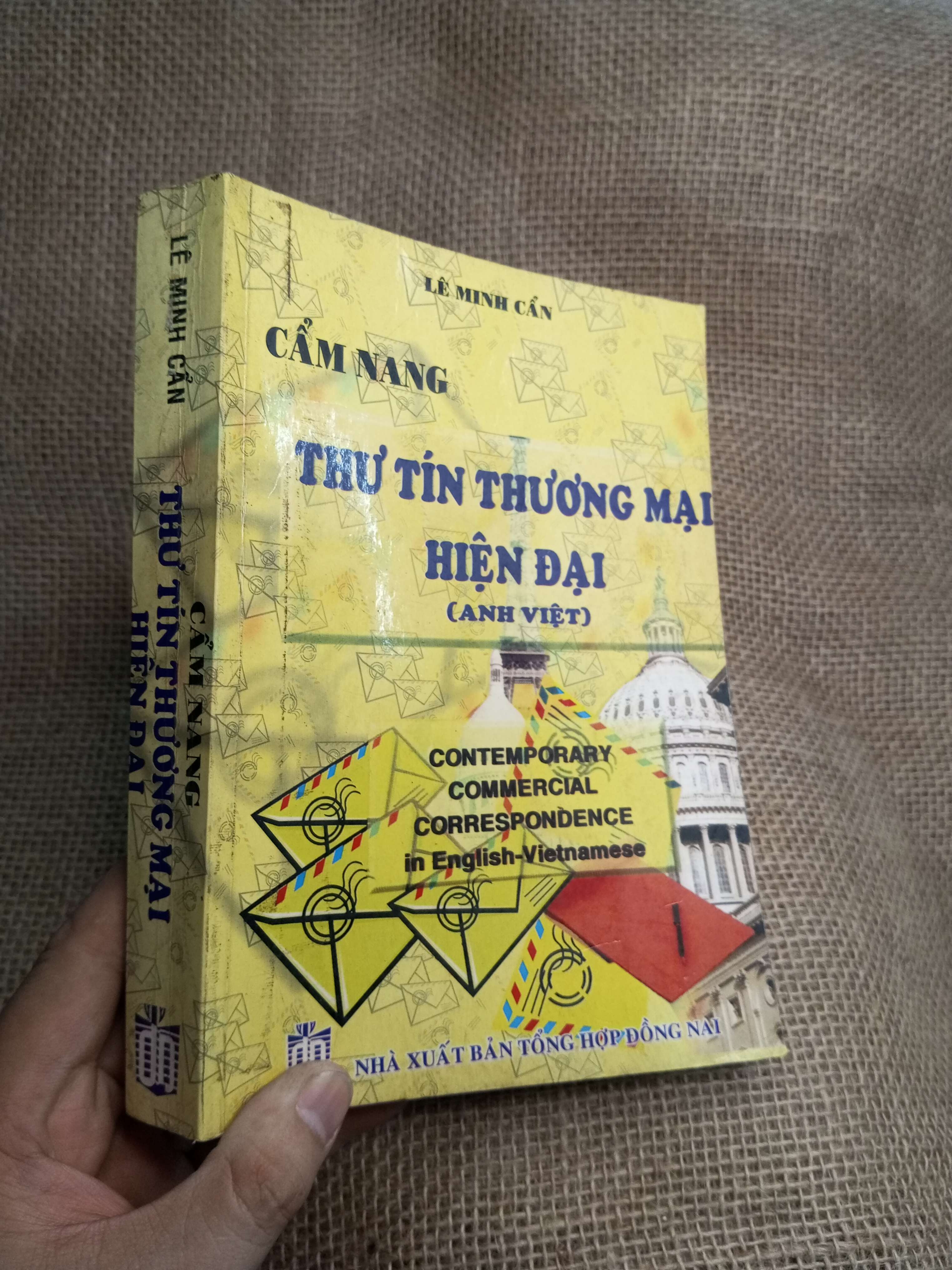 Cẩm Nang Thư Tín Thương Mại Hiện Đại (Anh Việt) Contemporary Commercial Correspondence In English-Vietnamese 1 - Lê Minh Cẩn 2006 mới 80% (Sách tự học tiếng Anh) HLSC