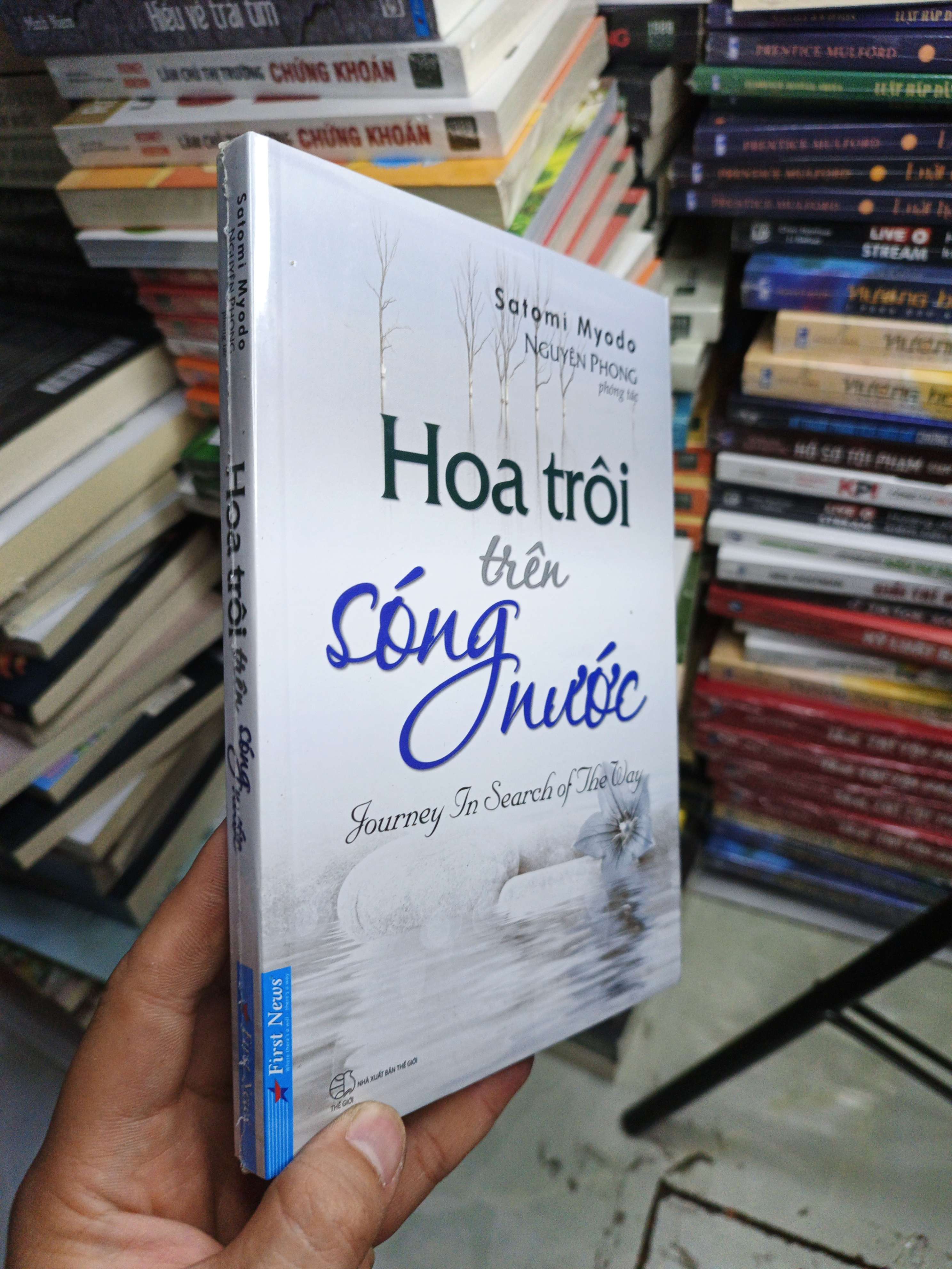 Hoa Trôi Trên Sóng Nước - Satomi Myodo, Nguyễn Phong phóng tác mới 100% (Sách văn học) NENA
