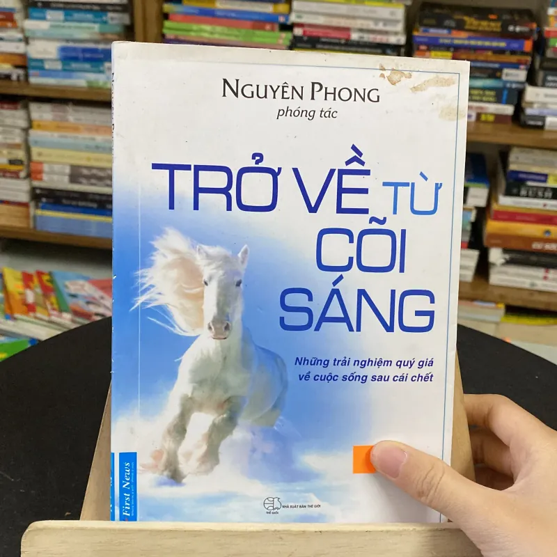 Trở về từ xứ sở sáng - Nguyên Phong phóng tác (Văn học Việt Nam) AB