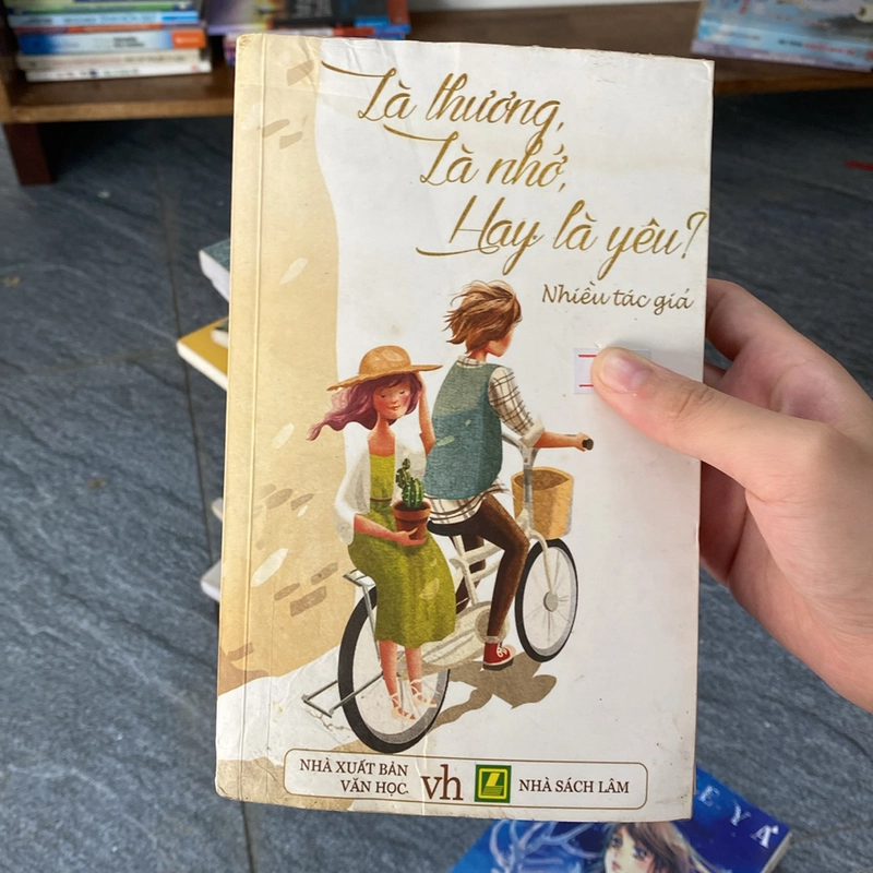 Là thương là nhớ hay là yêu (Sách văn học) AB