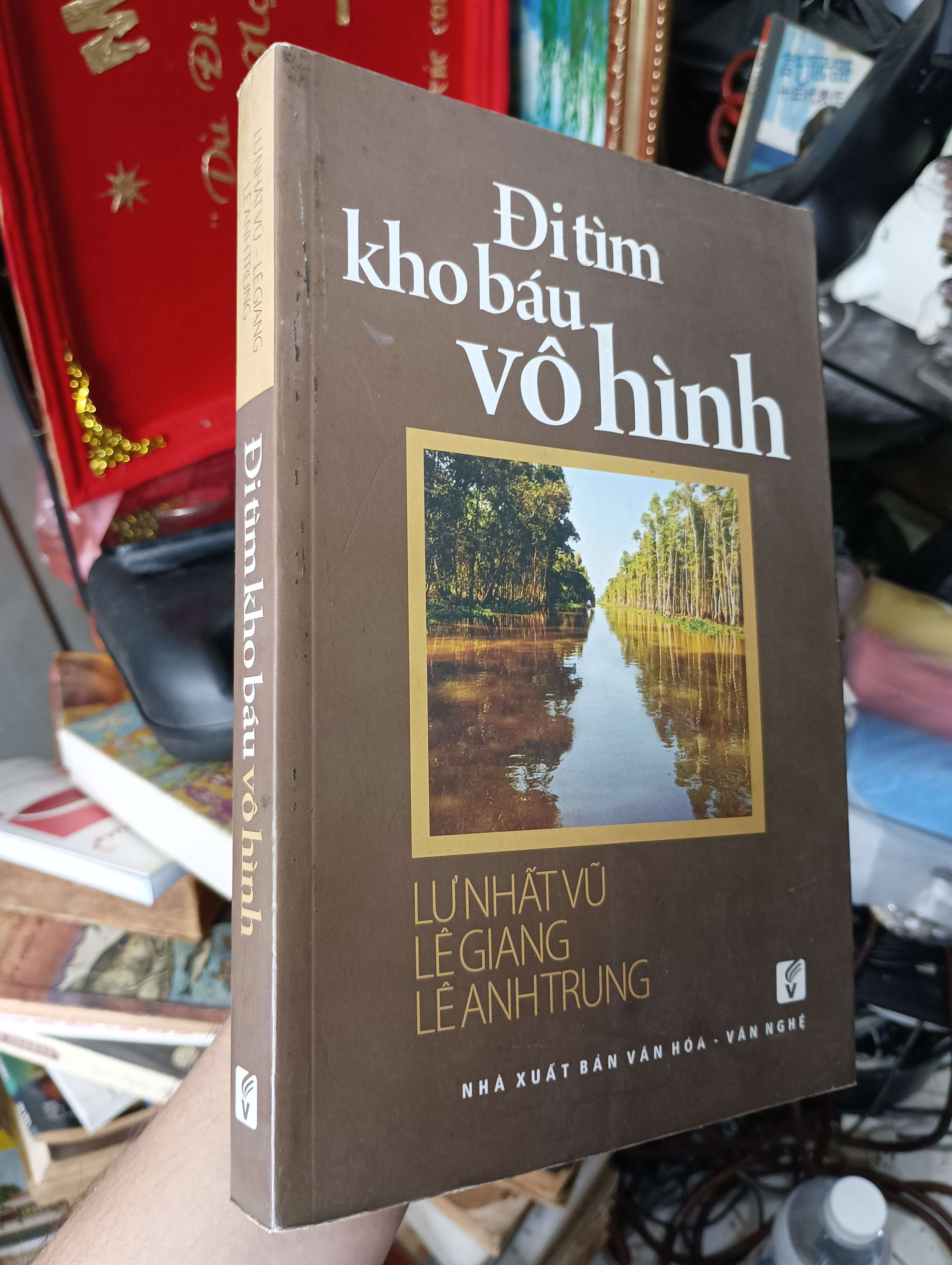 Đi tìm kho báu vô hình - Lư Nhất Vũ, Lê Giang & Lê Anh Trung 2014 (Sách văn học) KSX