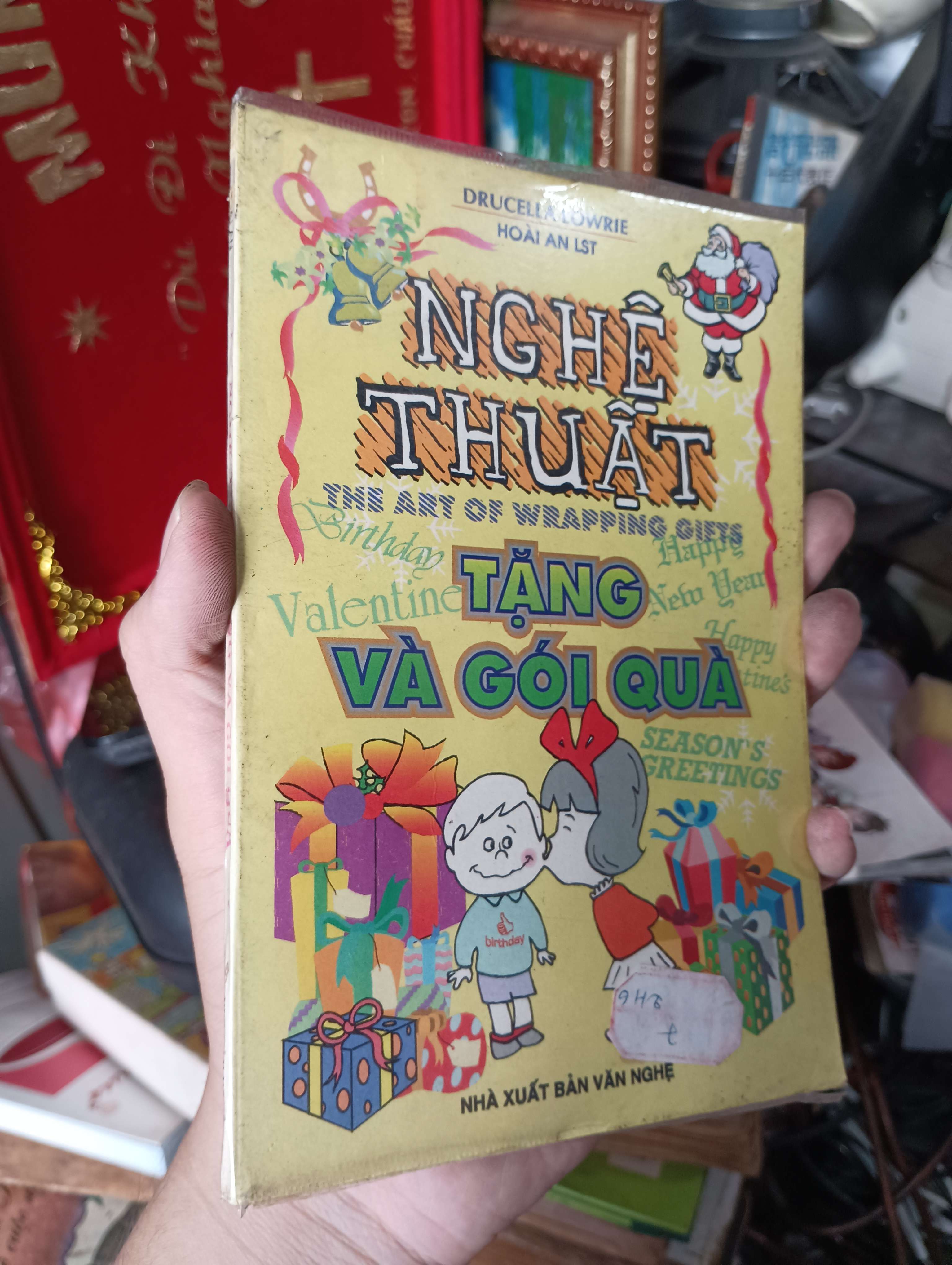 Nghệ thuật tặng và gói quà (The Art of Wrapping Gifts) - Drucella Lowrie 1997 (Kỹ năng sống) KSX