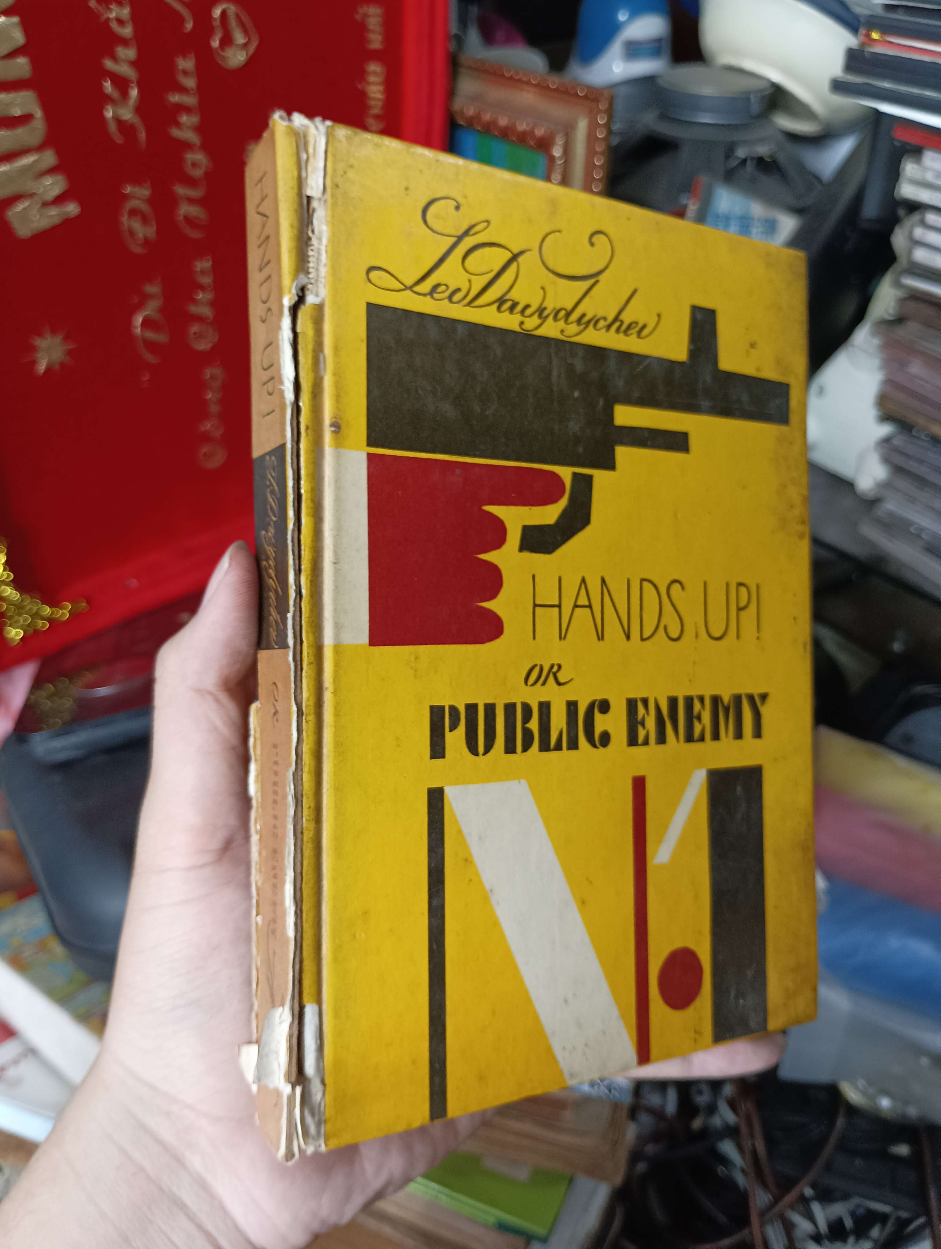 HANDS UP! OR PUBLIC ENEMY N°1 - Lev Davydychev 1980 (Sách ngoại) KSX