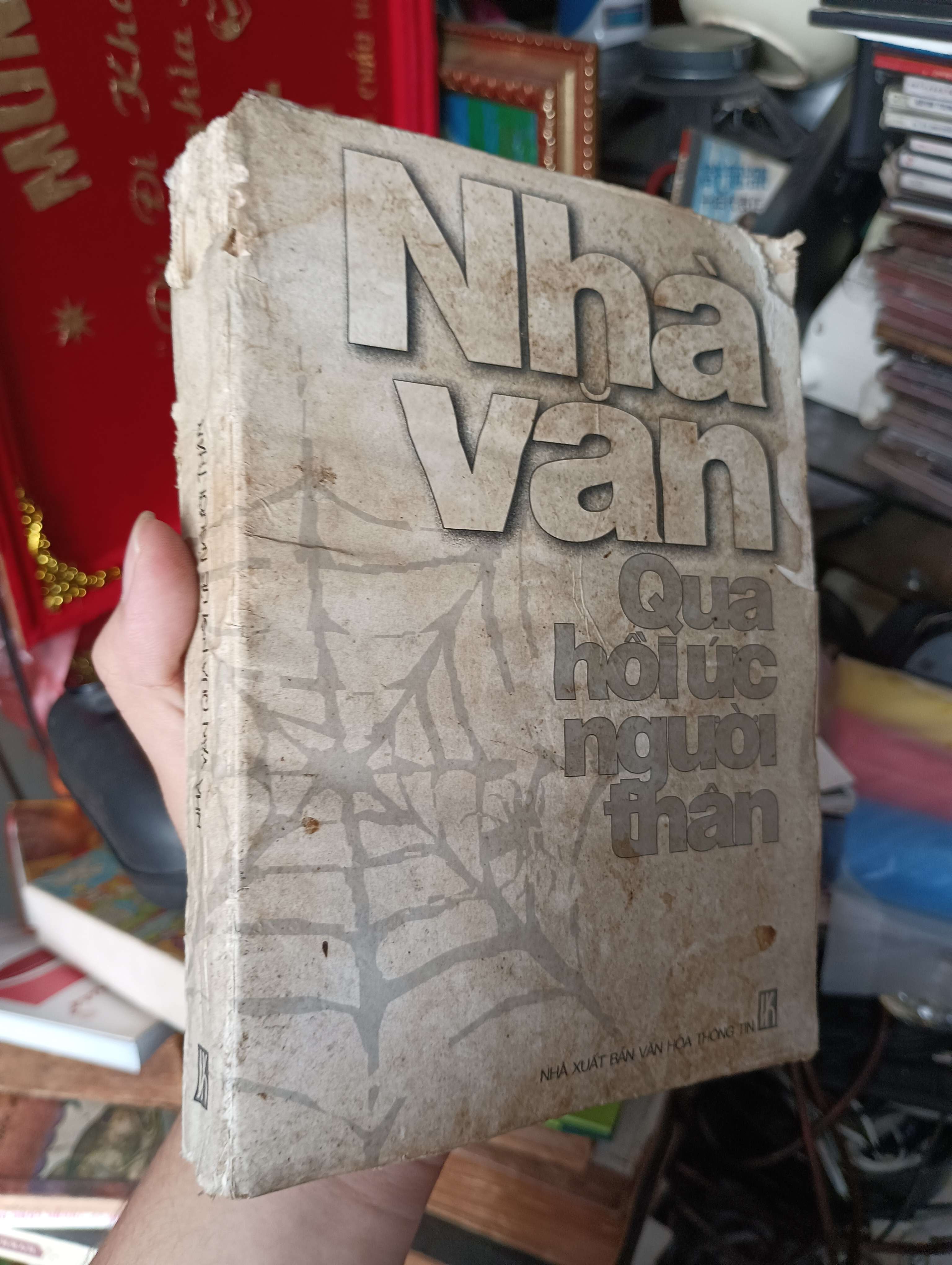 Nhà văn qua hồi ức người thân (Sách văn học) KSX