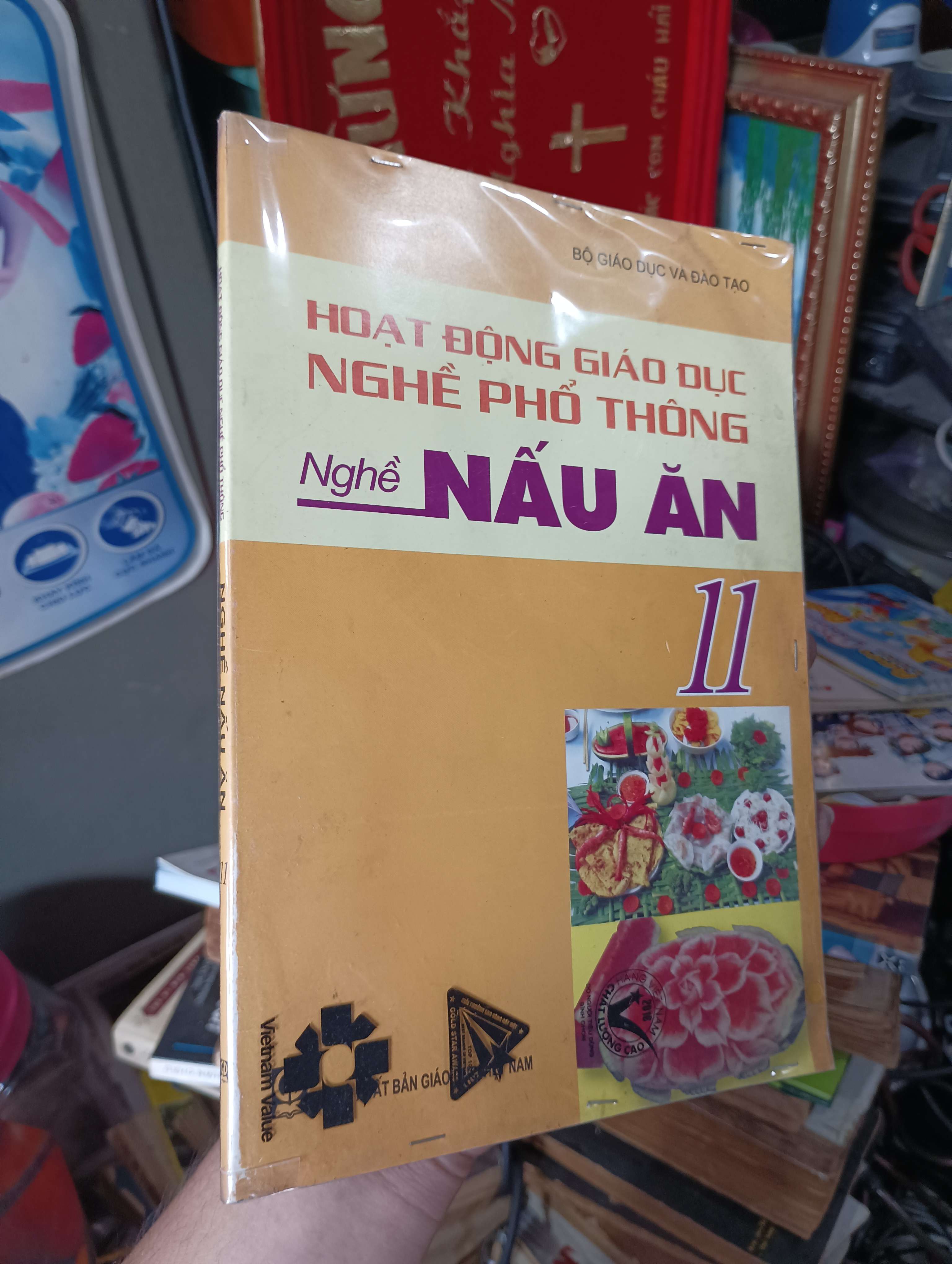 Hoạt động giáo dục nghề phổ thông - Nghề Nấu ăn 11 2017 (Giáo khoa) KSX