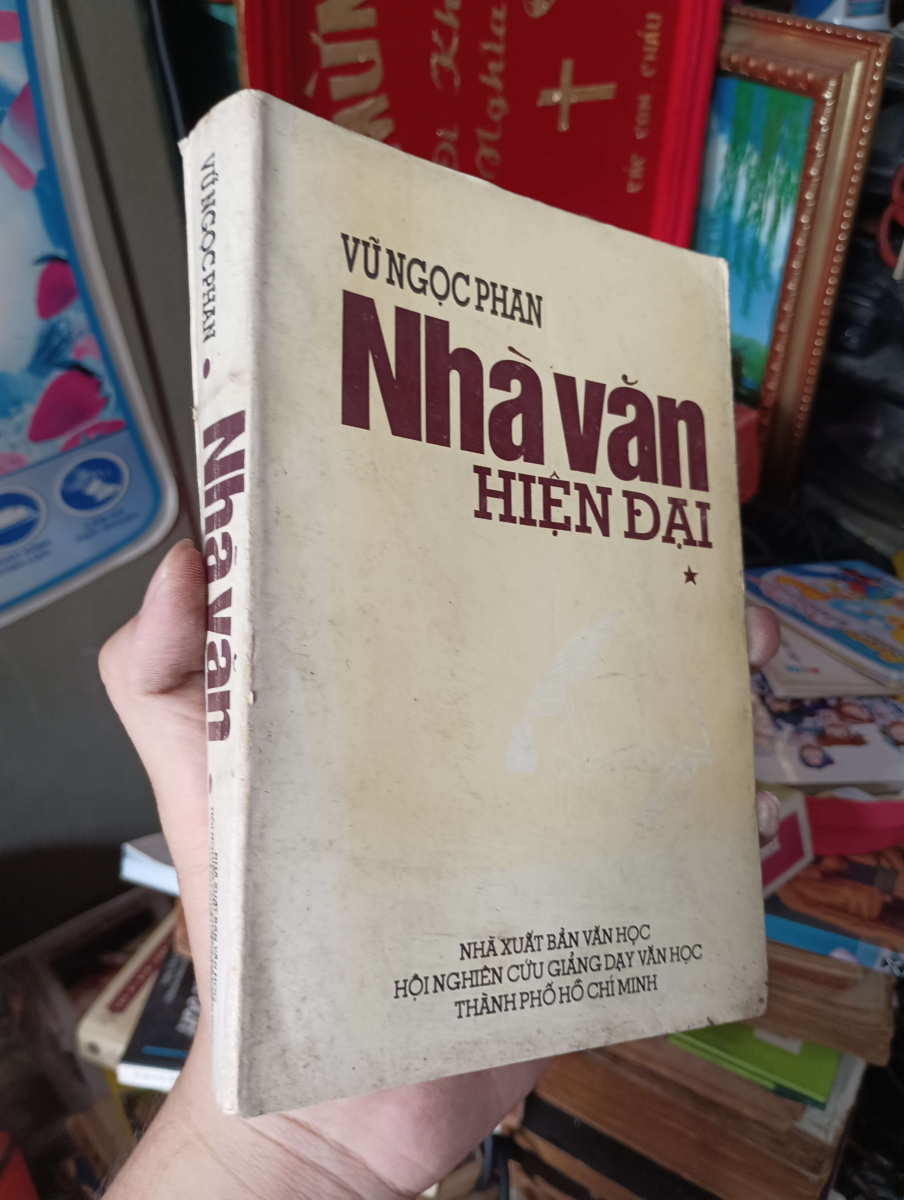Nhà văn hiện đại - Vũ Ngọc Phan 1994 (Sách văn học) KSX