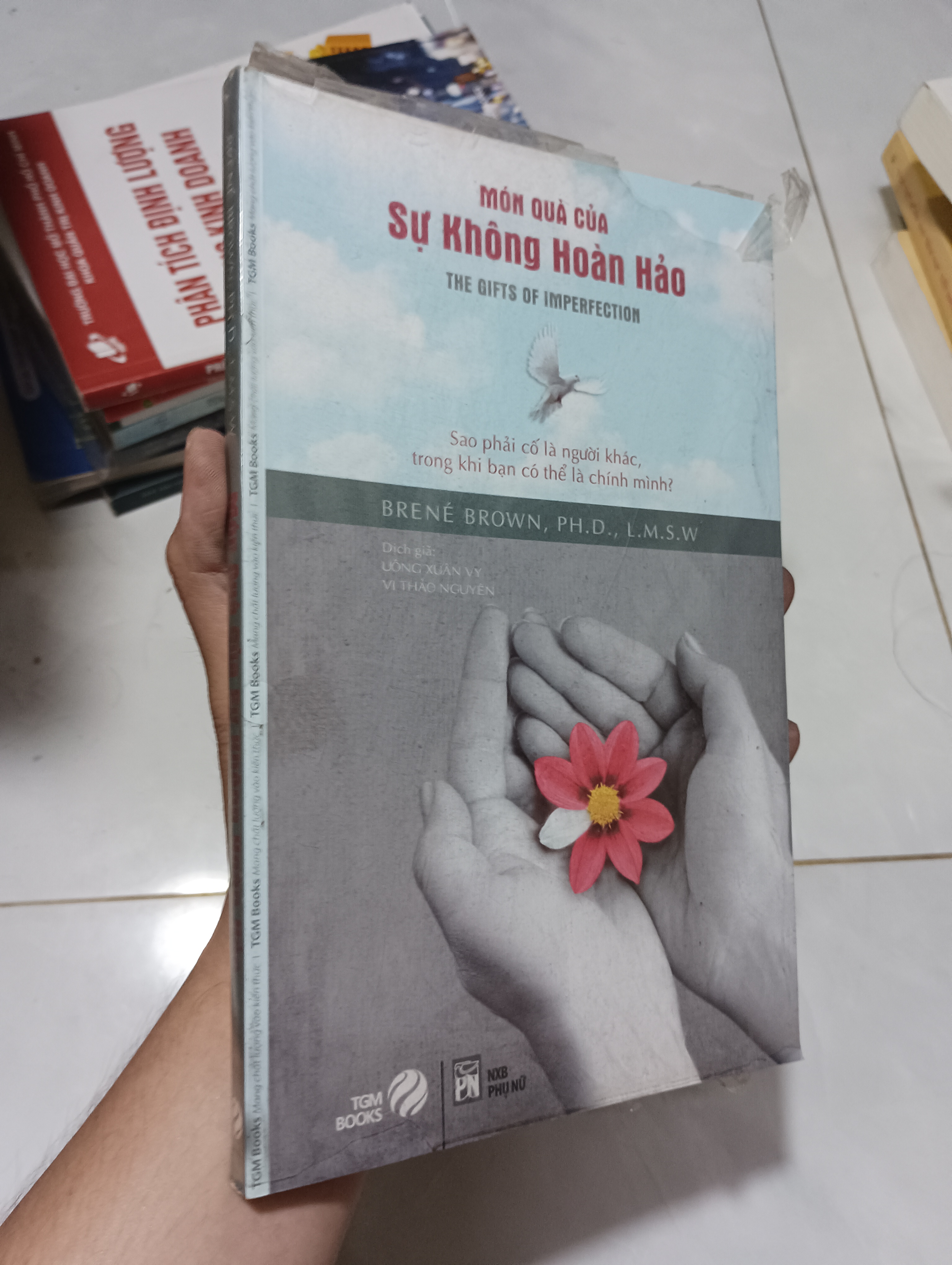 MÓN QUÀ CỦA SỰ KHÔNG HOÀN HẢO (The Gifts of Imperfection) - Brené Brown như mới (Sách tâm lý học - giới tính) HCM