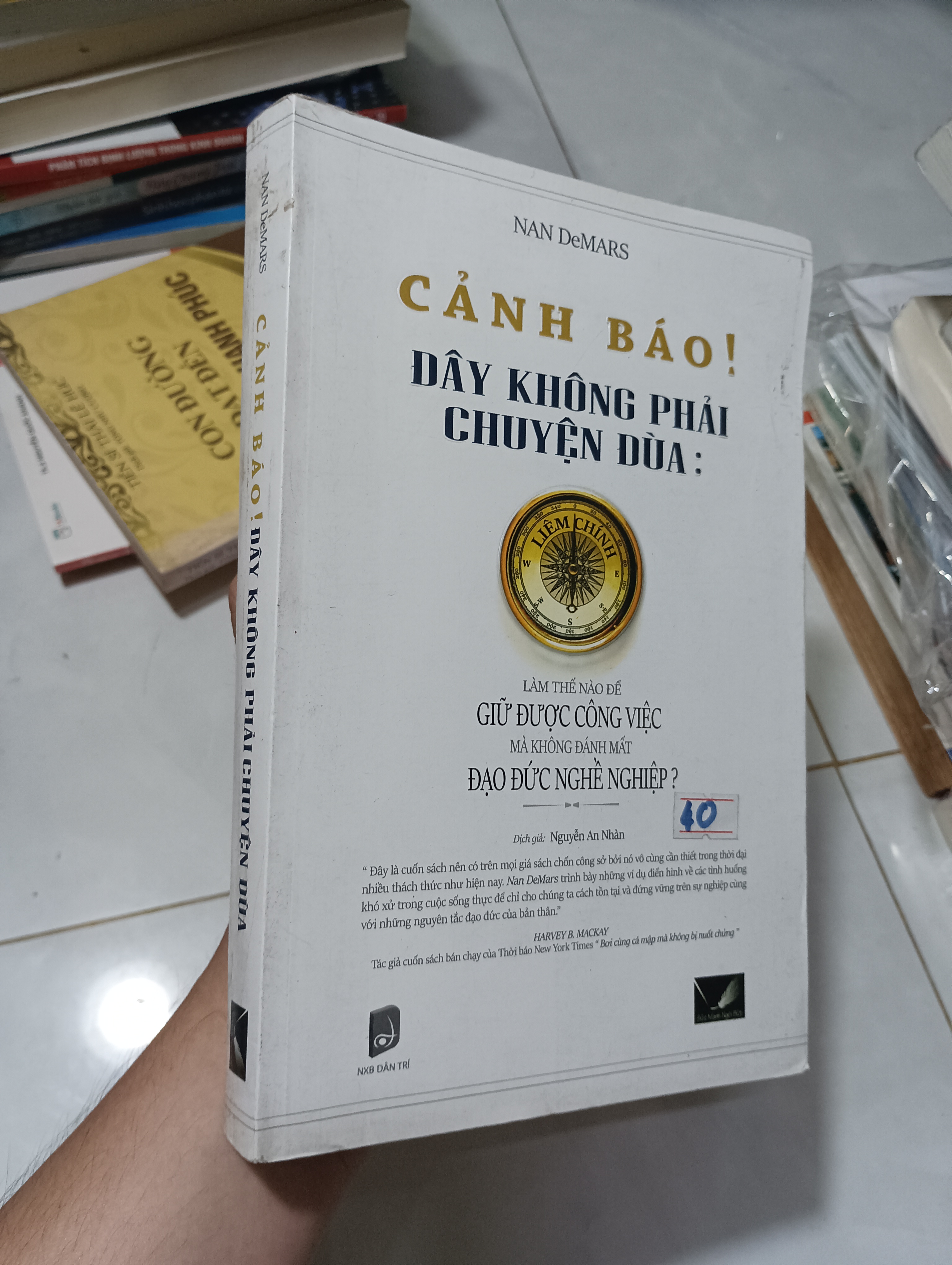 Cảnh báo! Đây không phải chuyện đùa: Làm thế nào để giữ được công việc mà không đánh mất đạo đức nghề nghiệp? - Nan DeMars 2014 80% (Kỹ năng sống) HCM