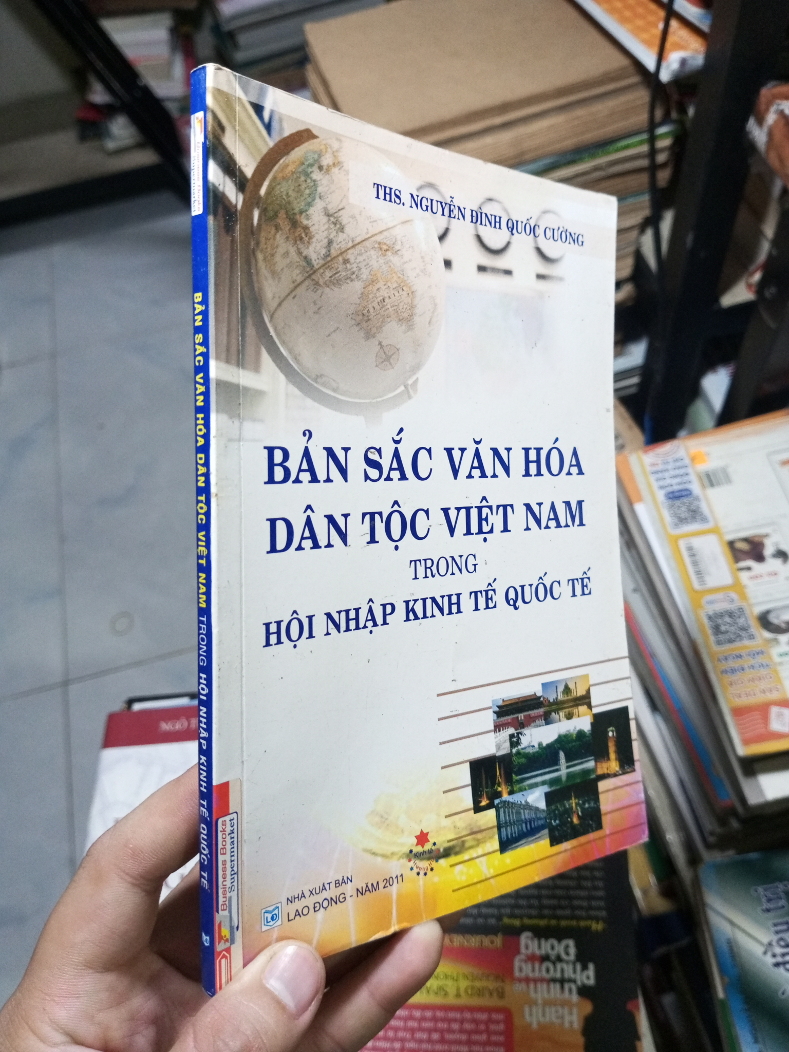 Bản Sắc Văn Hóa Dân Tộc Việt Nam Trong Hội Nhập Kinh Tế Quốc Tế - Nguyễn Đình Quốc Cường 2011 mới 80% ố nhẹ (Sách văn học) HCM