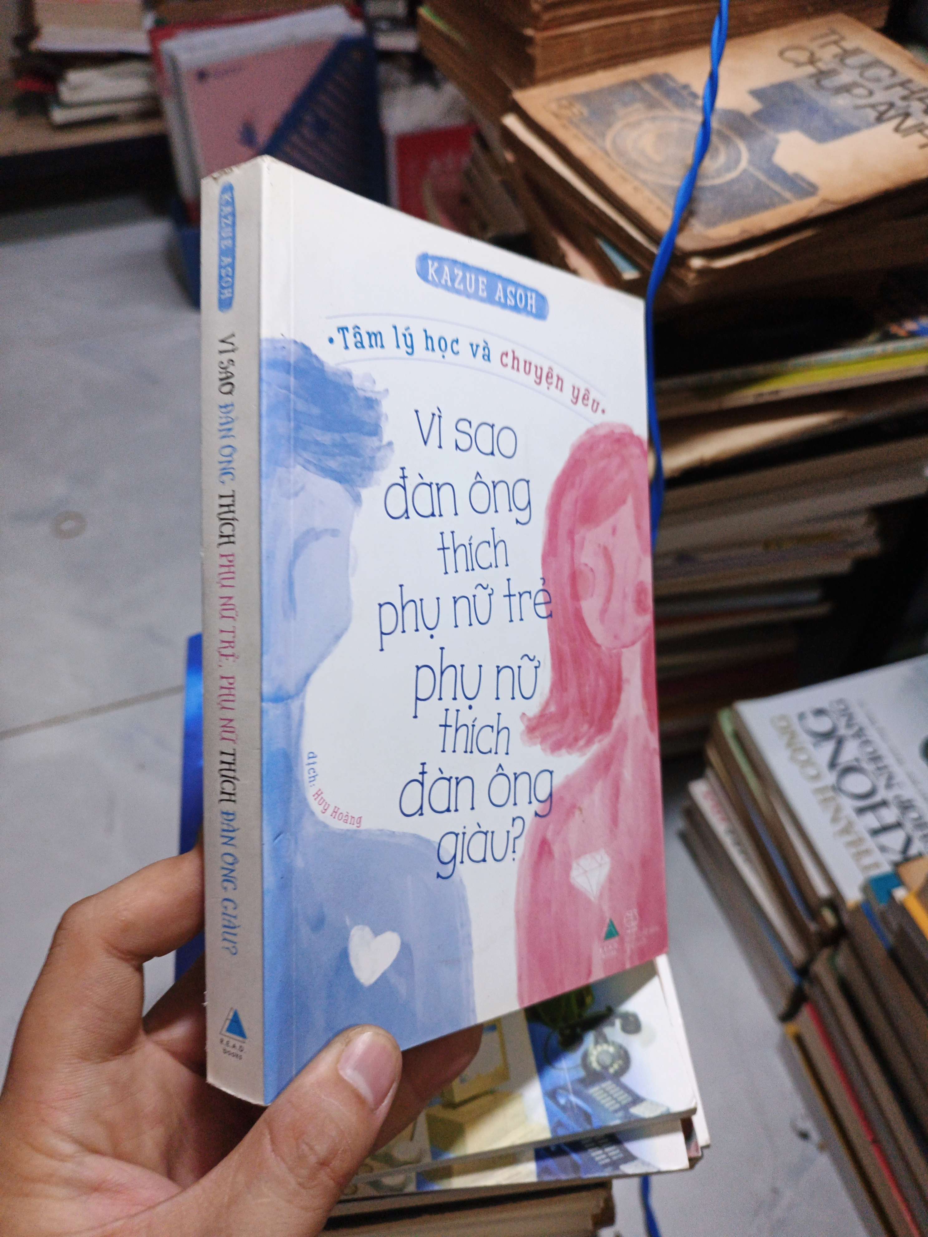 Vì Sao Đàn Ông Thích Phụ Nữ Trẻ, Phụ Nữ Thích Đàn Ông Giàu? - Kazue Asoh 2019 mới 90% (Sách văn học) HCM
