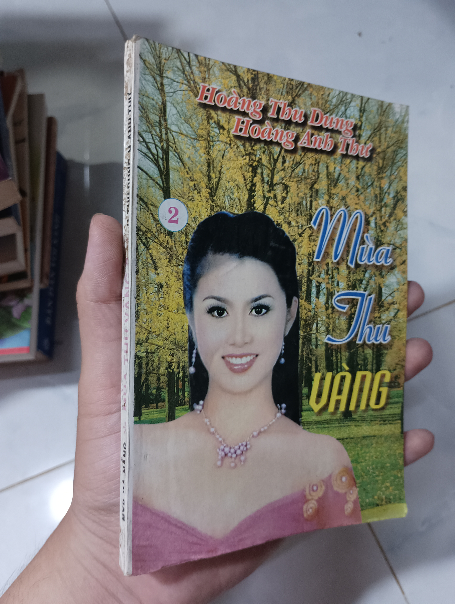 Mùa thu vàng - Hoàng Thu Dung & Hoàng Anh Thư 2007 80% ố (Văn học Việt Nam) HCM