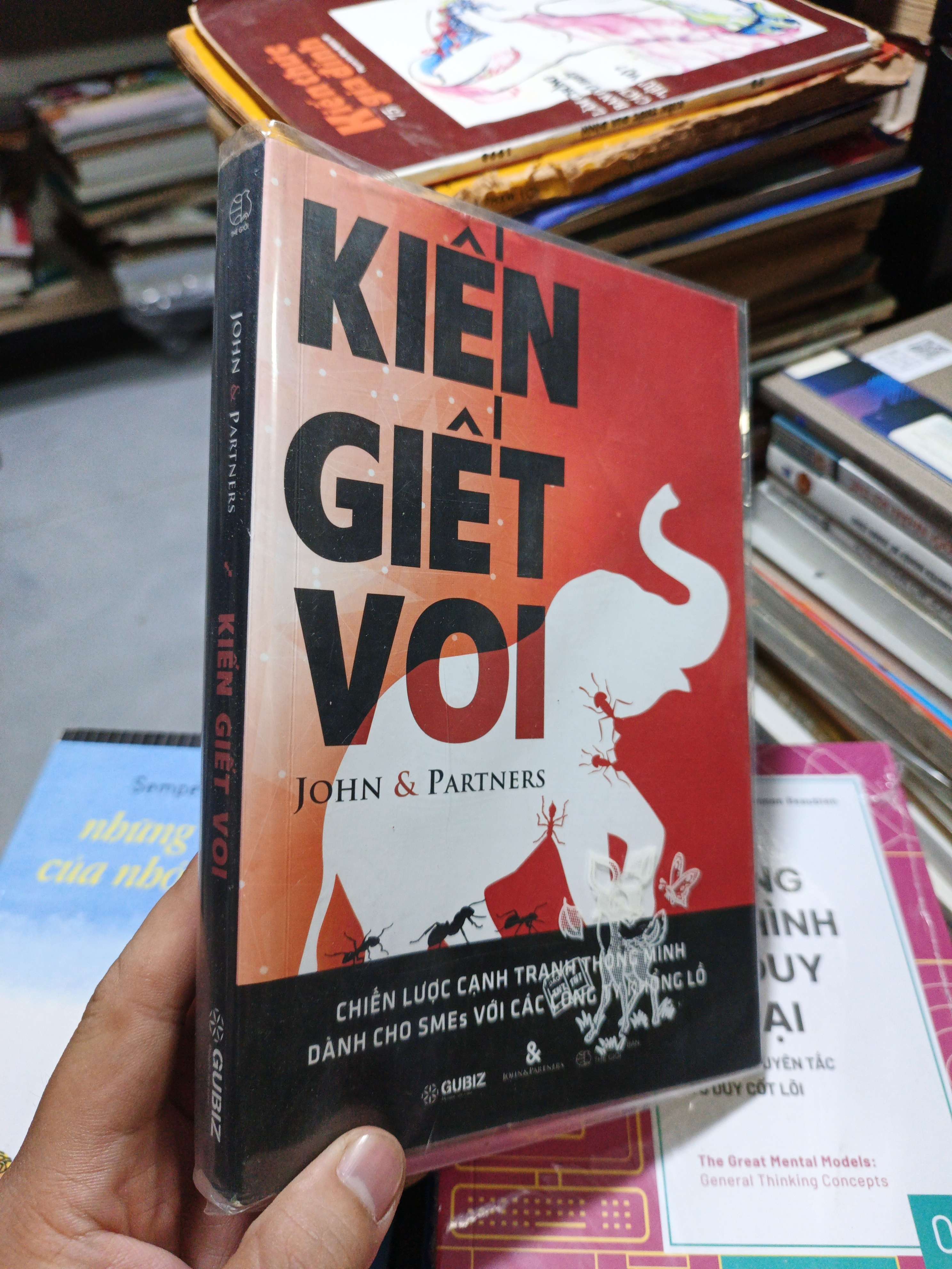 Kiến Giết Voi - John & Partners 2018 mới 80% ố nhẹ (Sách văn học) HCM