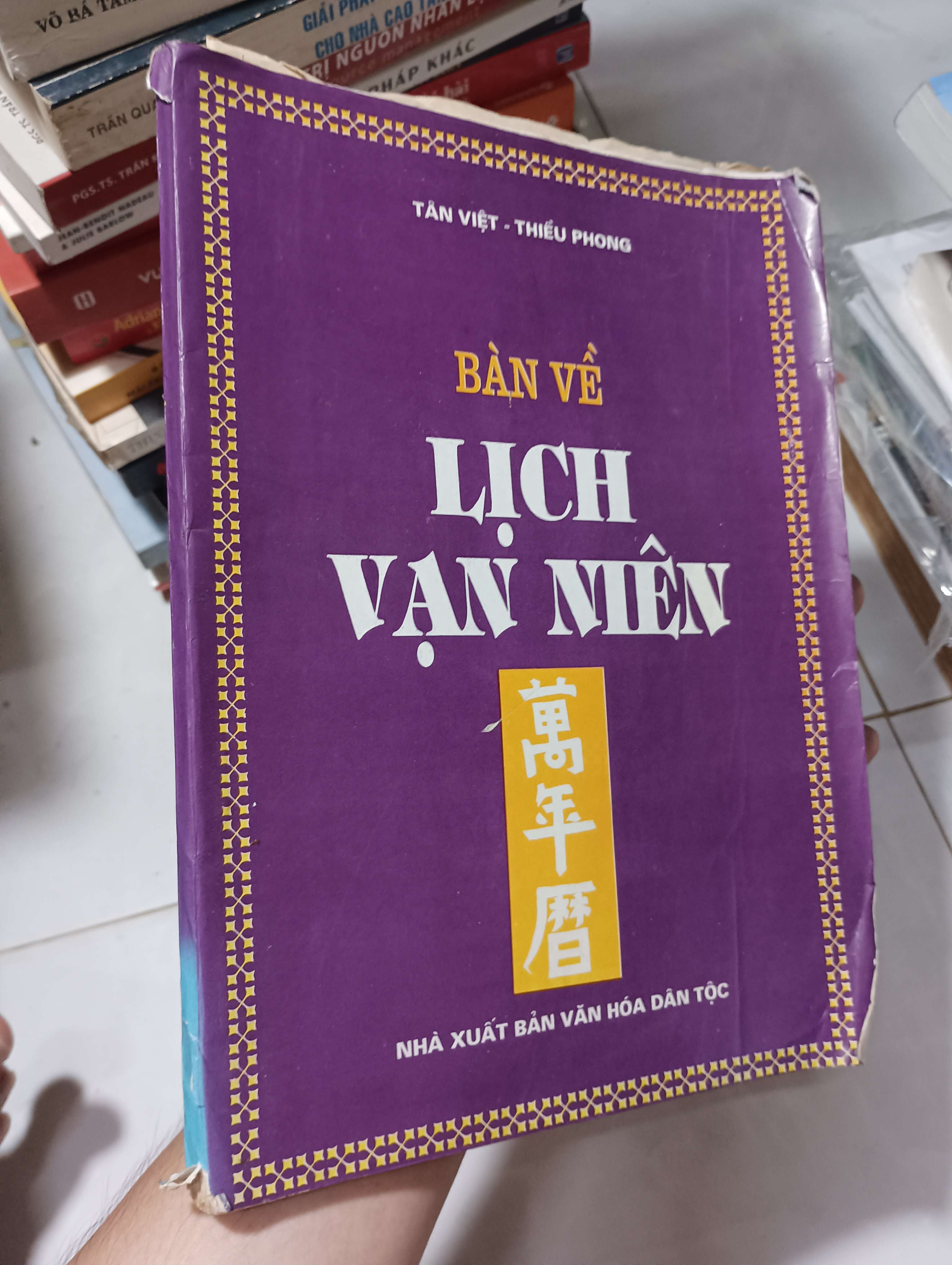 Bàn về Lịch vạn niên - Tân Việt & Thiếu Phong 1996 70% ố bung trang đầu bìa xấu (Sách kiến thức tổng hợp) HCM