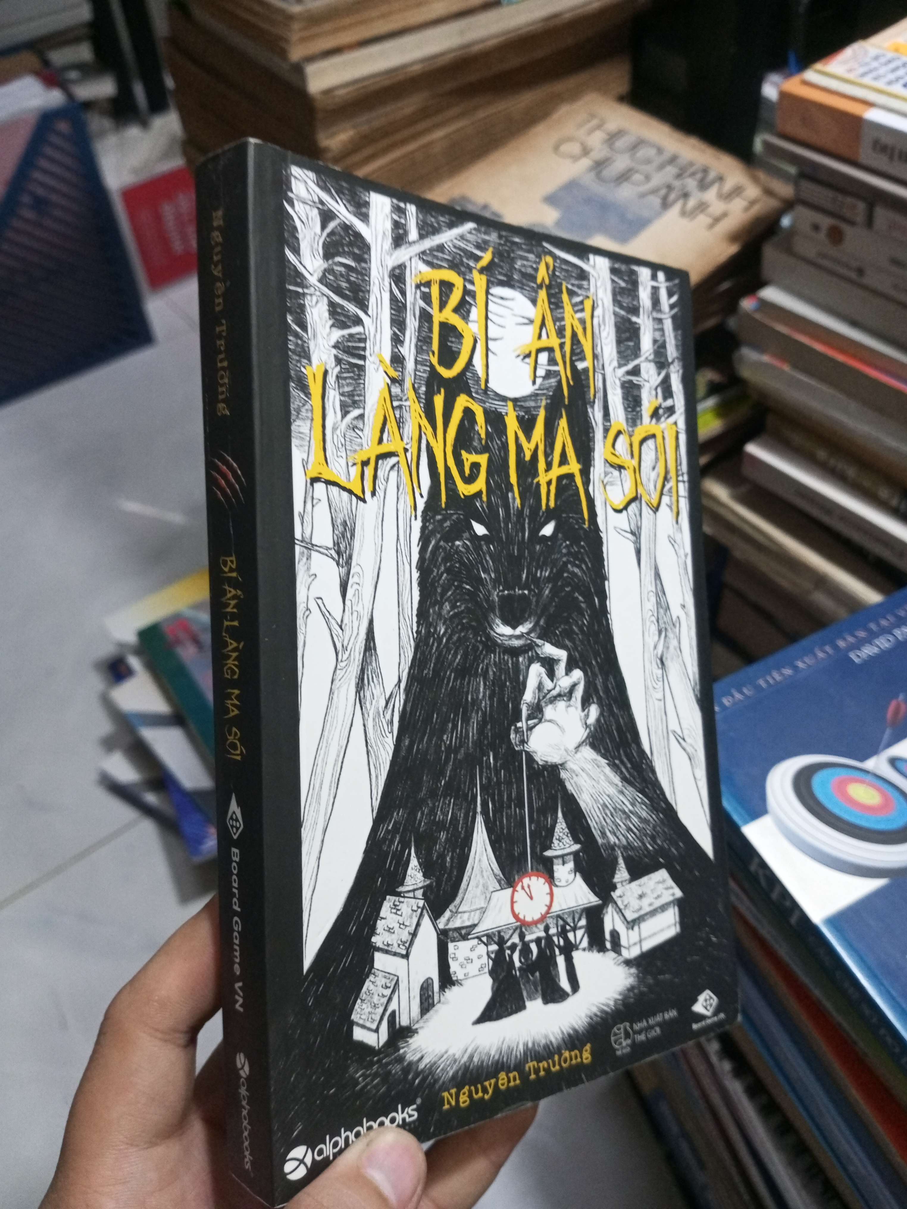 Bí Ẩn Làng Ma Sói - Nguyễn Trường 2018 mới 90% (Sách văn học) HCM