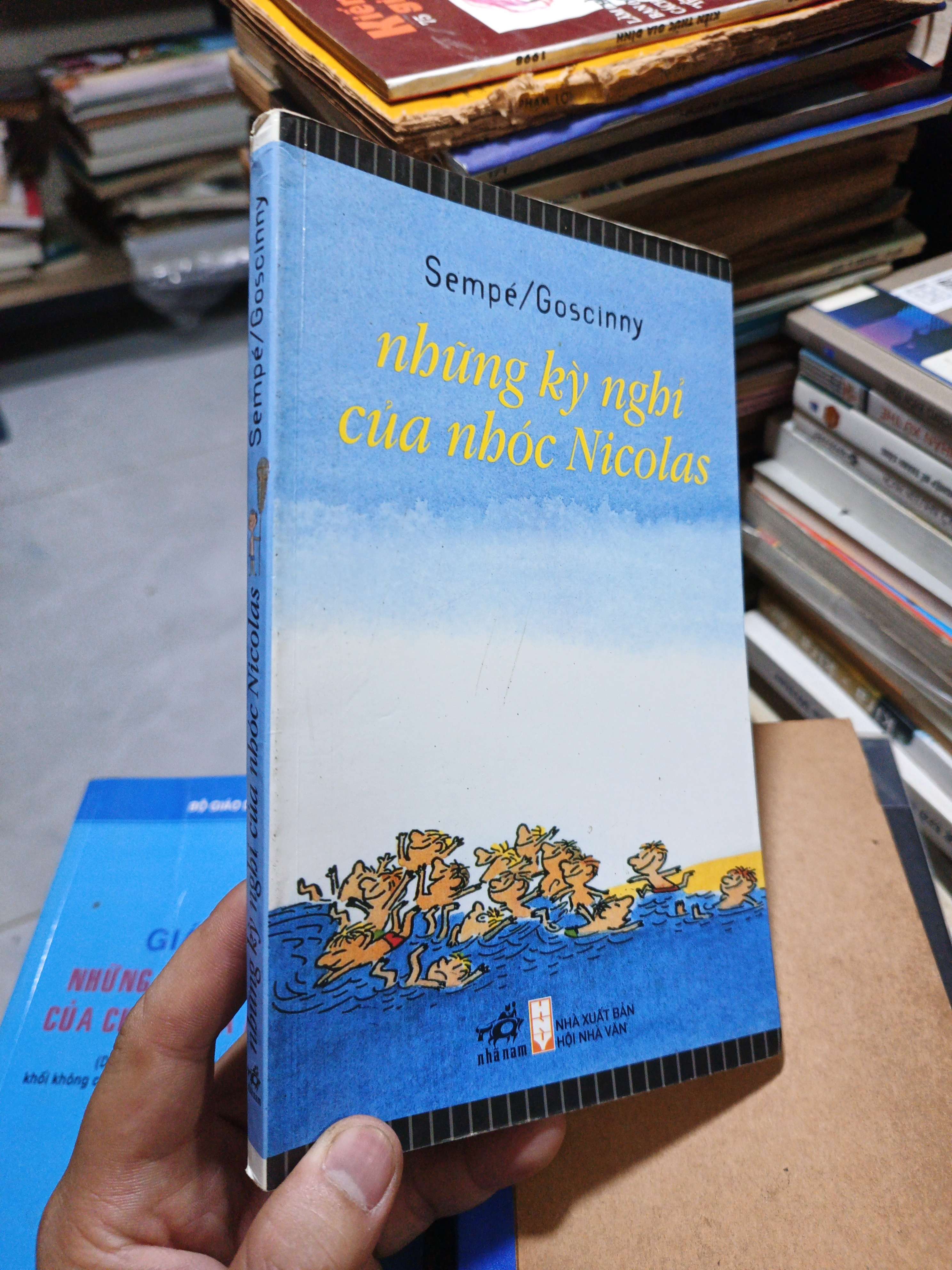 Những Kỳ Nghỉ Của Nhóc Nicolas - Sempé, Goscinny 2015 mới 80% bị mọt (Sách văn học) HCM