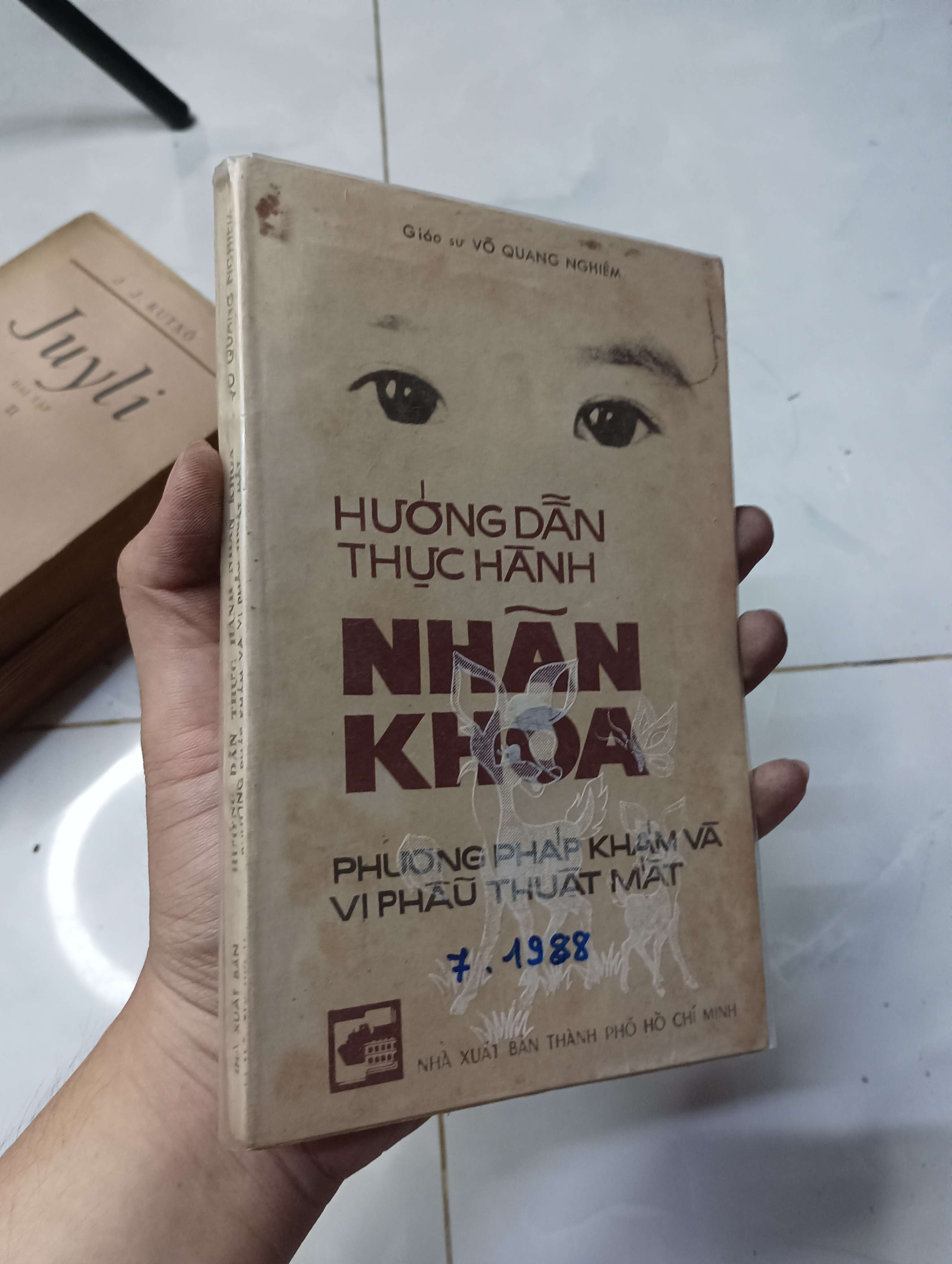 Hướng dẫn thực hành nhãn khoa: Phương pháp khám và vi phẫu thuật mắt - Giáo sư Võ Quang Nghiêm 1988 70% ố (Sách Y học - Sức khỏe - Thể thao) HLSC