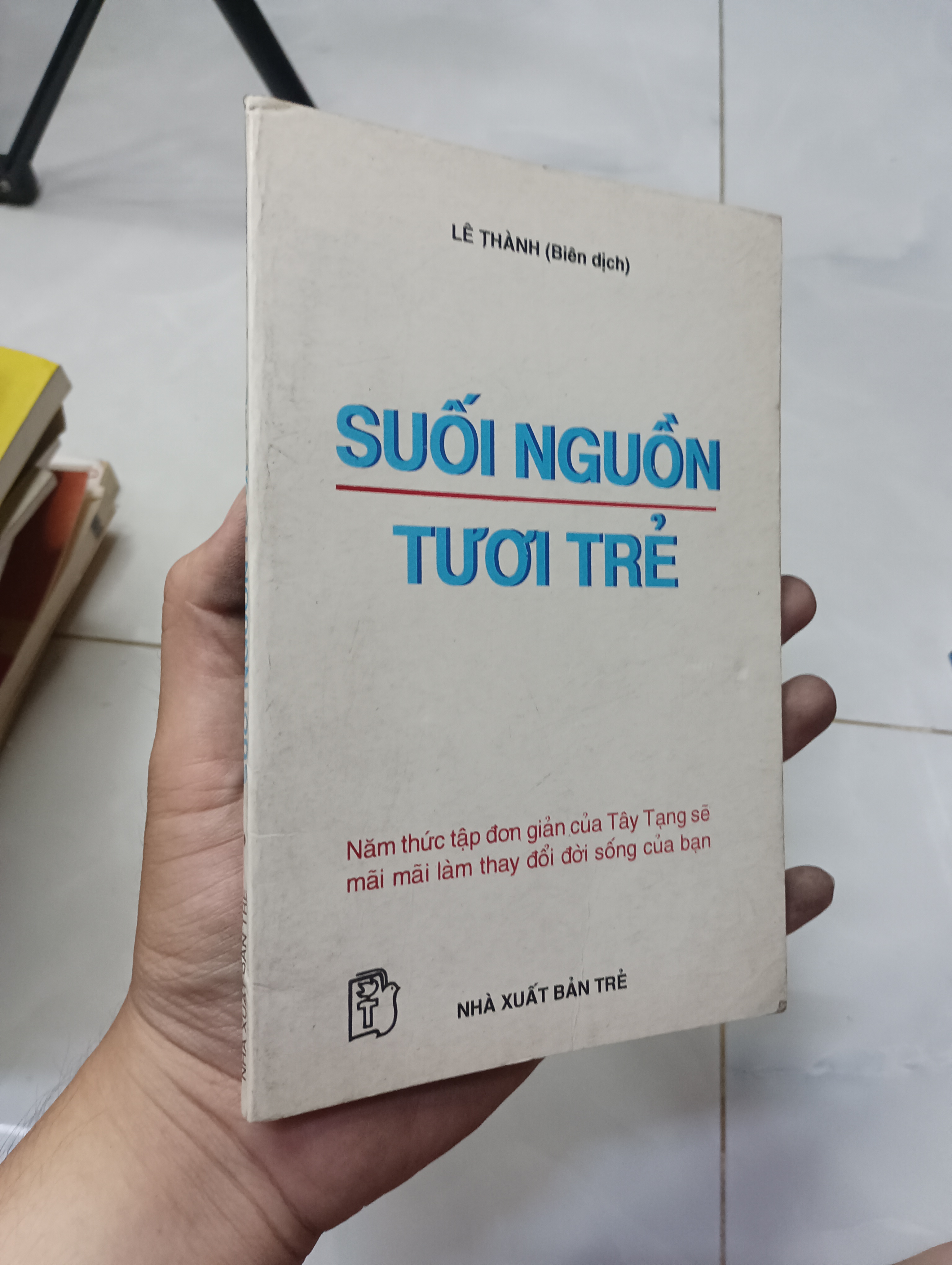 Suối nguồn tươi trẻ - Lê Thành 2001 80% hơi nhăn (Sách văn học) HLSC