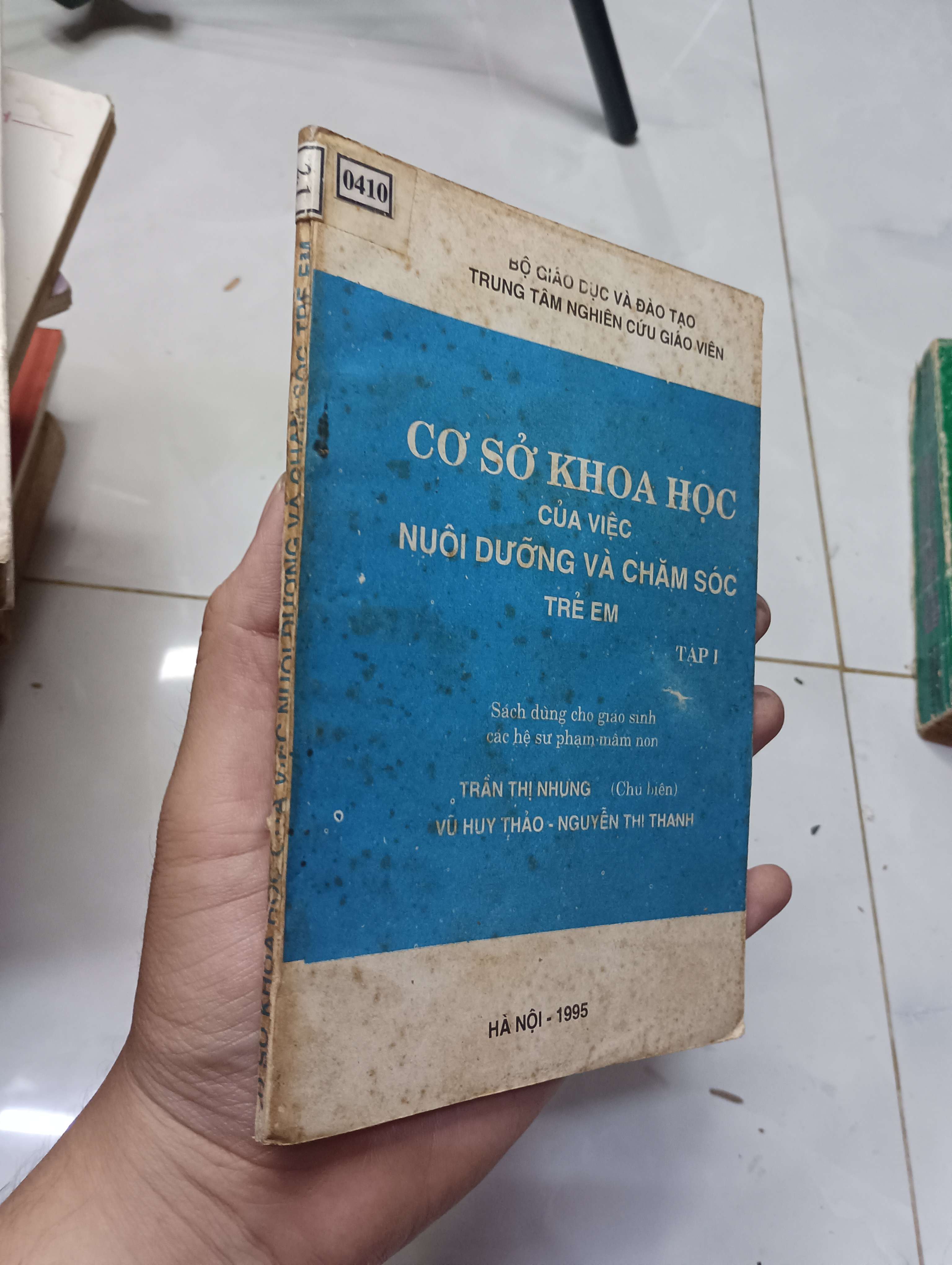 Cơ sở khoa học của việc nuôi dưỡng và chăm sóc trẻ em (Tập 1) - Trần Thị Nhung 1995 70% bìa ố (Sách giáo khoa - giáo trình) HLSC