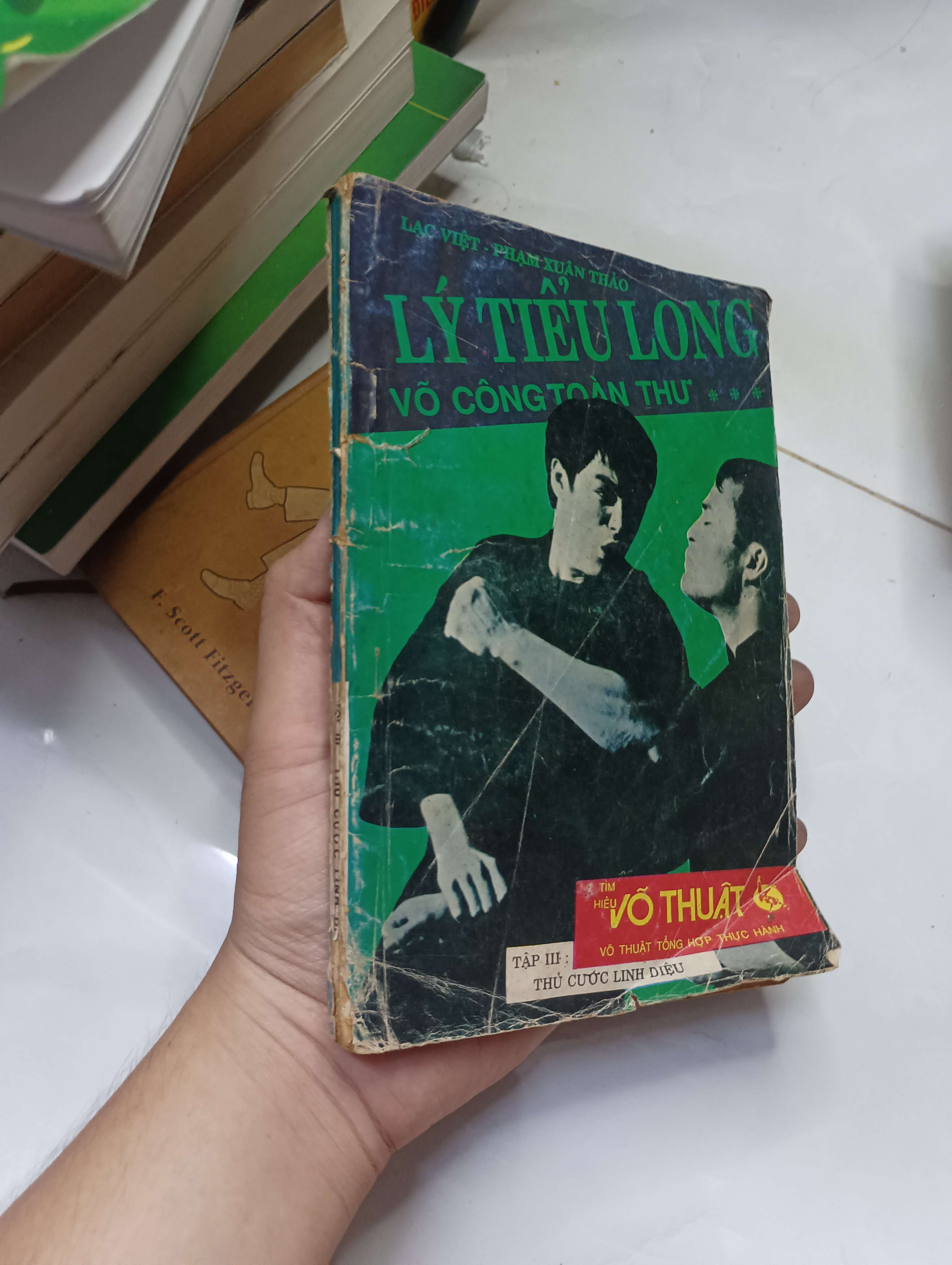 Lý Tiểu Long Võ Công Toàn Thư (Tập III: Thủ cước linh diệu) - Lạc Việt & Phạm Xuân Thảo 70% ố bìa xấu (Sách kiến thức tổng hợp) HLSC