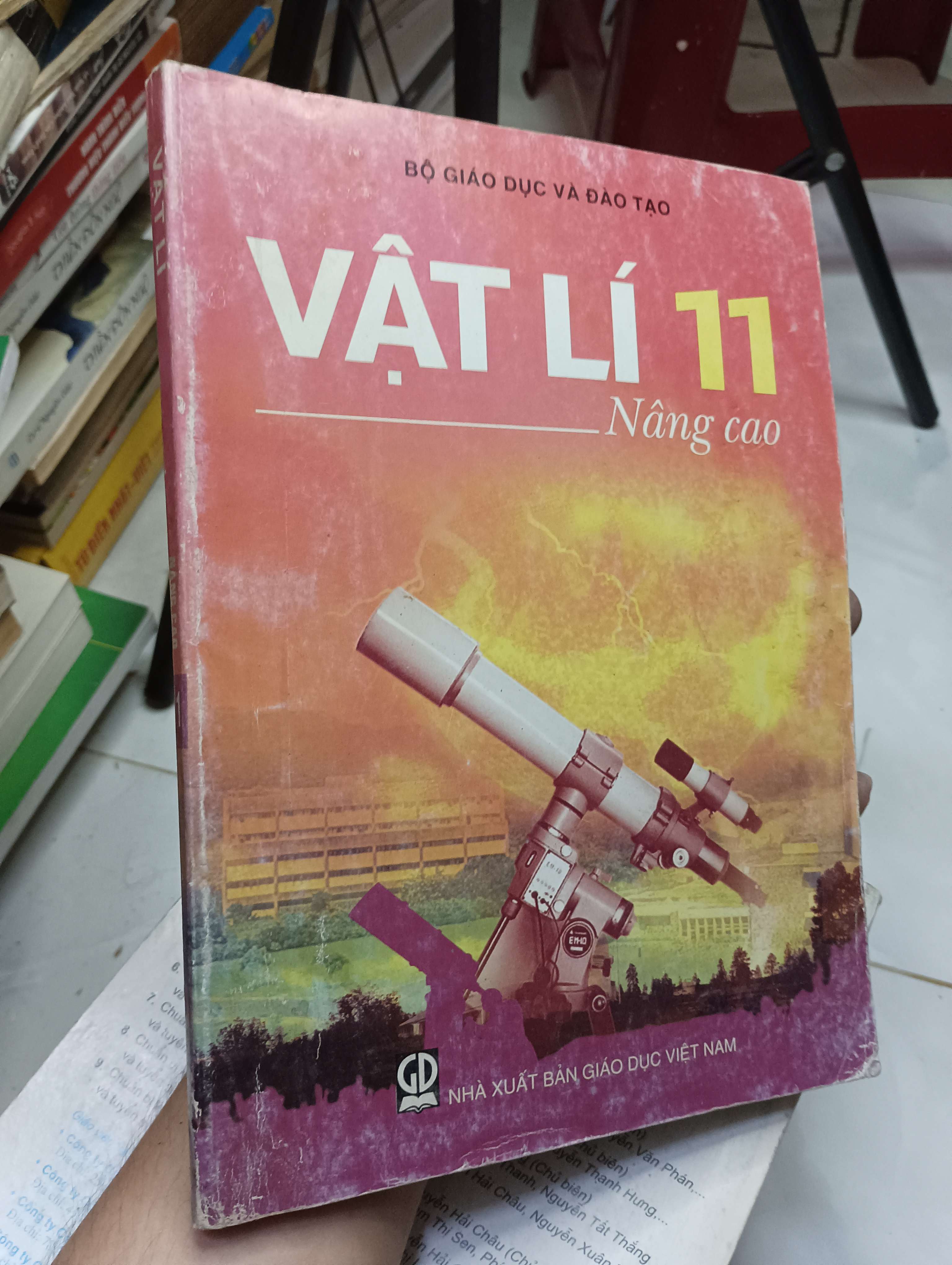 Vật lí 11 Nâng cao 2015 80% bìa hơi xấu (Giáo khoa) HLSC